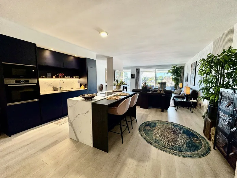 Modern and spacious apartment for sale in the sought after community of Balcones de la Quinta. The apartment has been beautifully renovated and is presented immaculately as a 2 bedroom 2 bathroom apartment but could easily be converted into 3 bedrooms giv