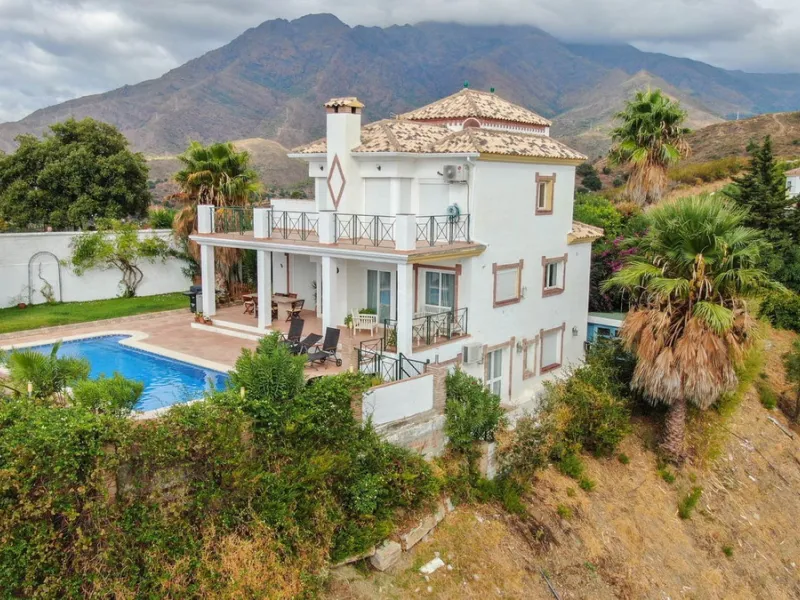 Charming Country Estate with Sea Views for Sale in Los Reales, Estepona – Costa del Sol