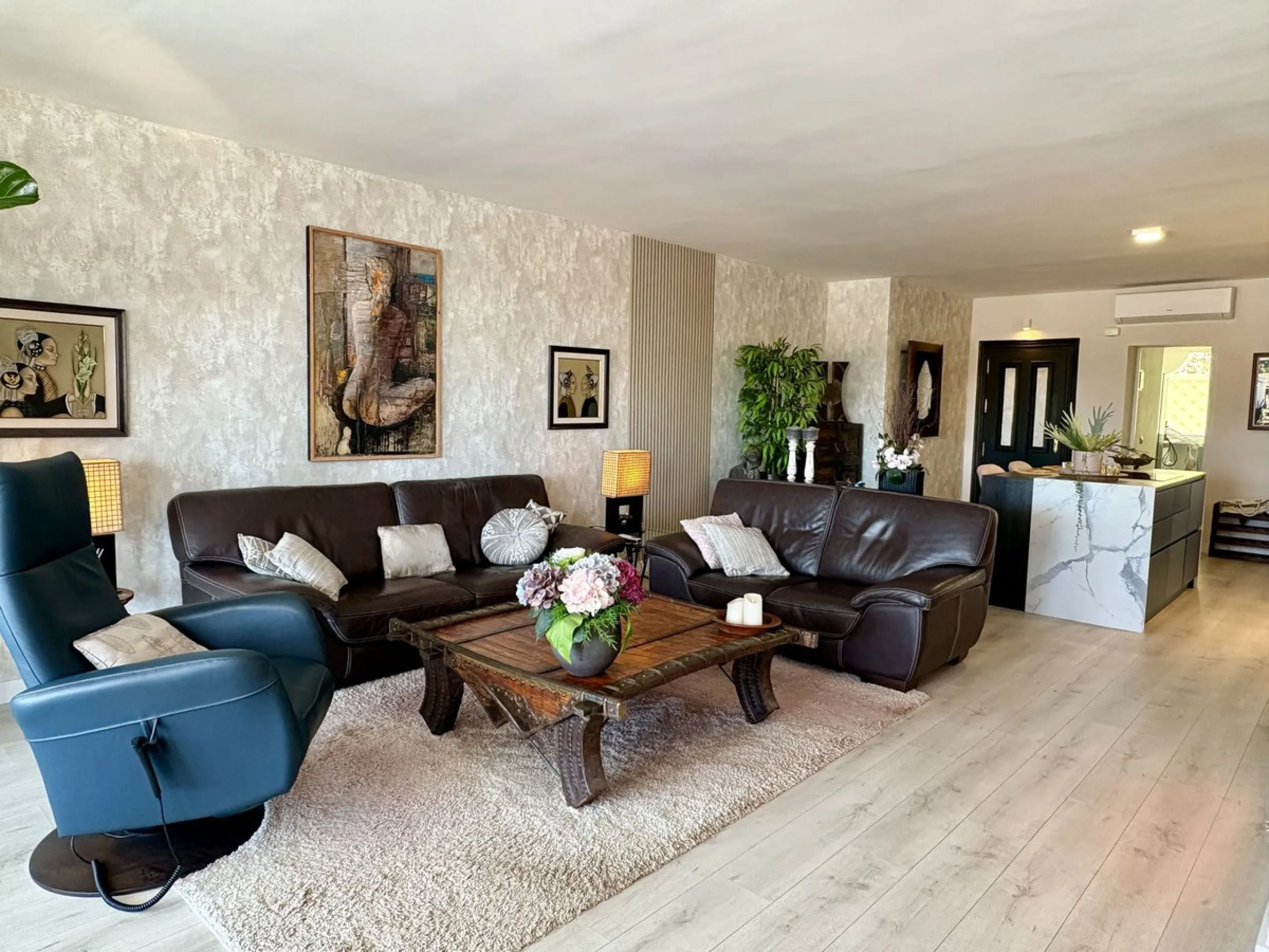 Modern and spacious apartment for sale in the sought after community of Balcones de la Quinta. The apartment has been beautifully renovated and is presented immaculately as a 2 bedroom 2 bathroom apartment but could easily be converted into 3 bedrooms giv