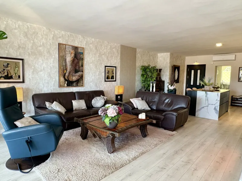 Modern and spacious apartment for sale in the sought after community of Balcones de la Quinta. The apartment has been beautifully renovated and is presented immaculately as a 2 bedroom 2 bathroom apartment but could easily be converted into 3 bedrooms giv