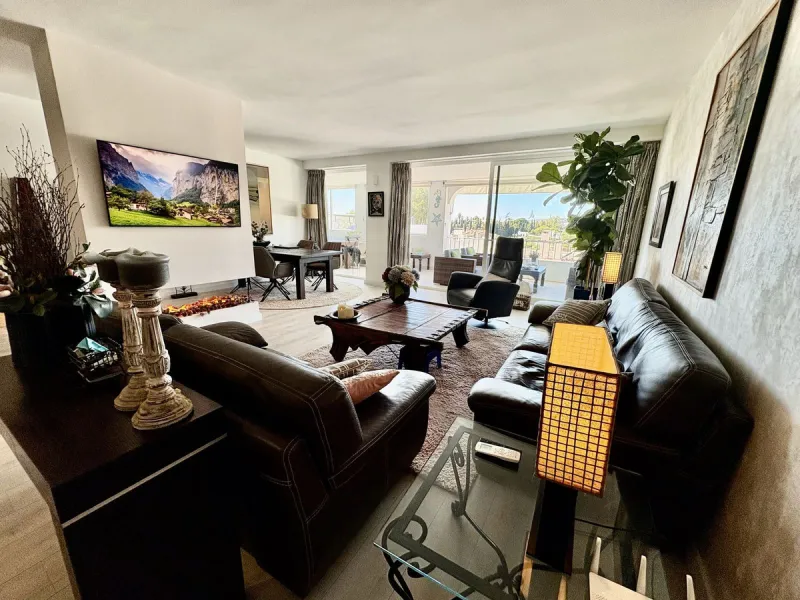 Modern and spacious apartment for sale in the sought after community of Balcones de la Quinta. The apartment has been beautifully renovated and is presented immaculately as a 2 bedroom 2 bathroom apartment but could easily be converted into 3 bedrooms giv