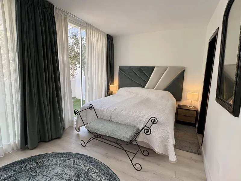 Modern and spacious apartment for sale in the sought after community of Balcones de la Quinta. The apartment has been beautifully renovated and is presented immaculately as a 2 bedroom 2 bathroom apartment but could easily be converted into 3 bedrooms giv