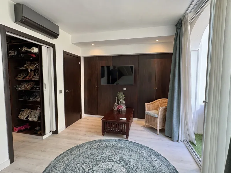 Modern and spacious apartment for sale in the sought after community of Balcones de la Quinta. The apartment has been beautifully renovated and is presented immaculately as a 2 bedroom 2 bathroom apartment but could easily be converted into 3 bedrooms giv