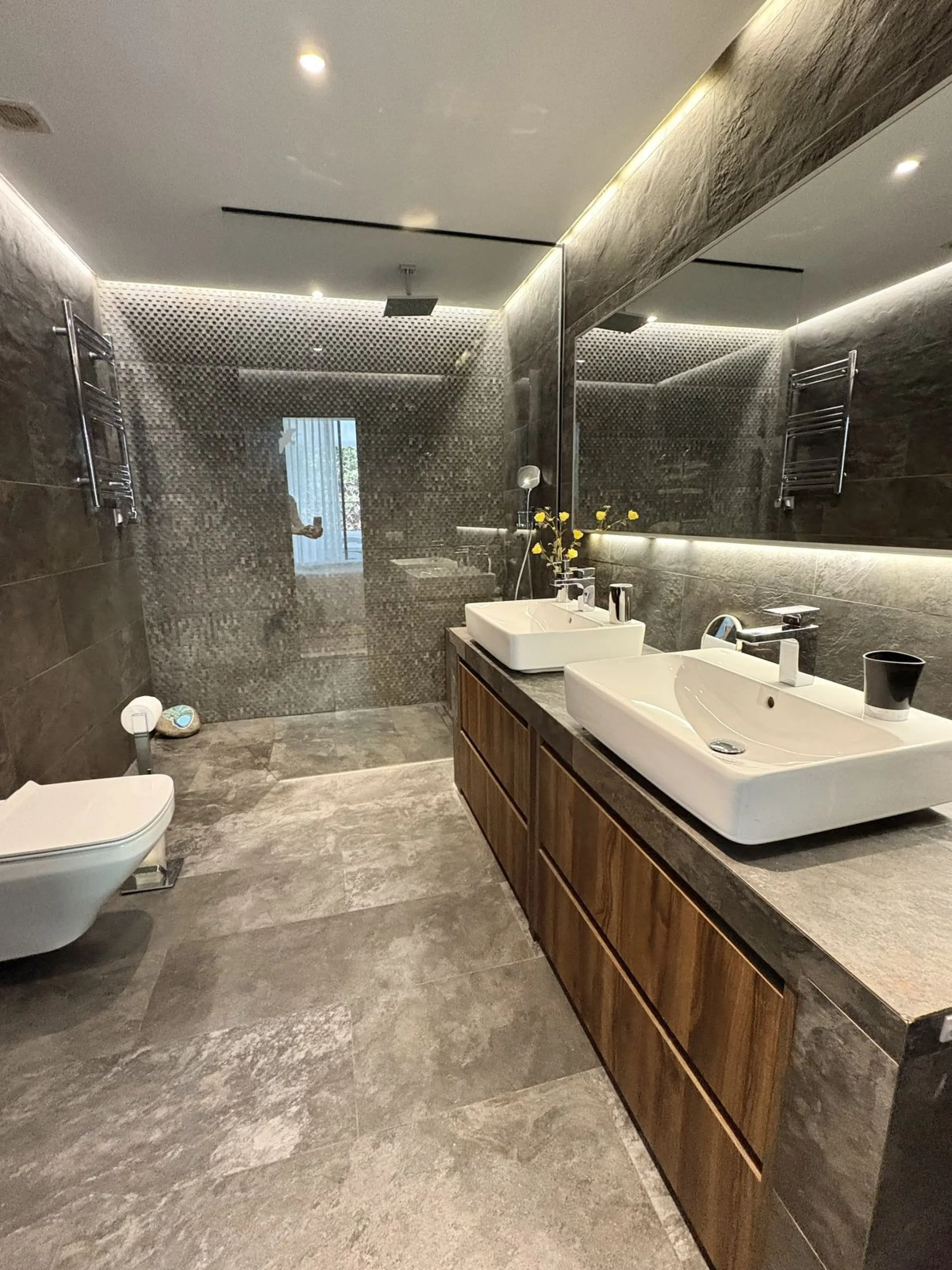 Modern and spacious apartment for sale in the sought after community of Balcones de la Quinta. The apartment has been beautifully renovated and is presented immaculately as a 2 bedroom 2 bathroom apartment but could easily be converted into 3 bedrooms giv