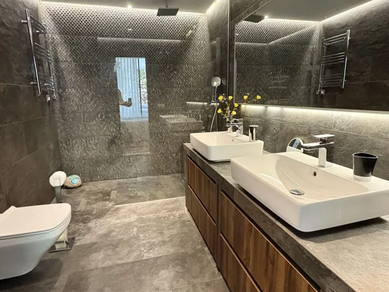 Modern and spacious apartment for sale in the sought after community of Balcones de la Quinta. The apartment has been beautifully renovated and is presented immaculately as a 2 bedroom 2 bathroom apartment but could easily be converted into 3 bedrooms giv