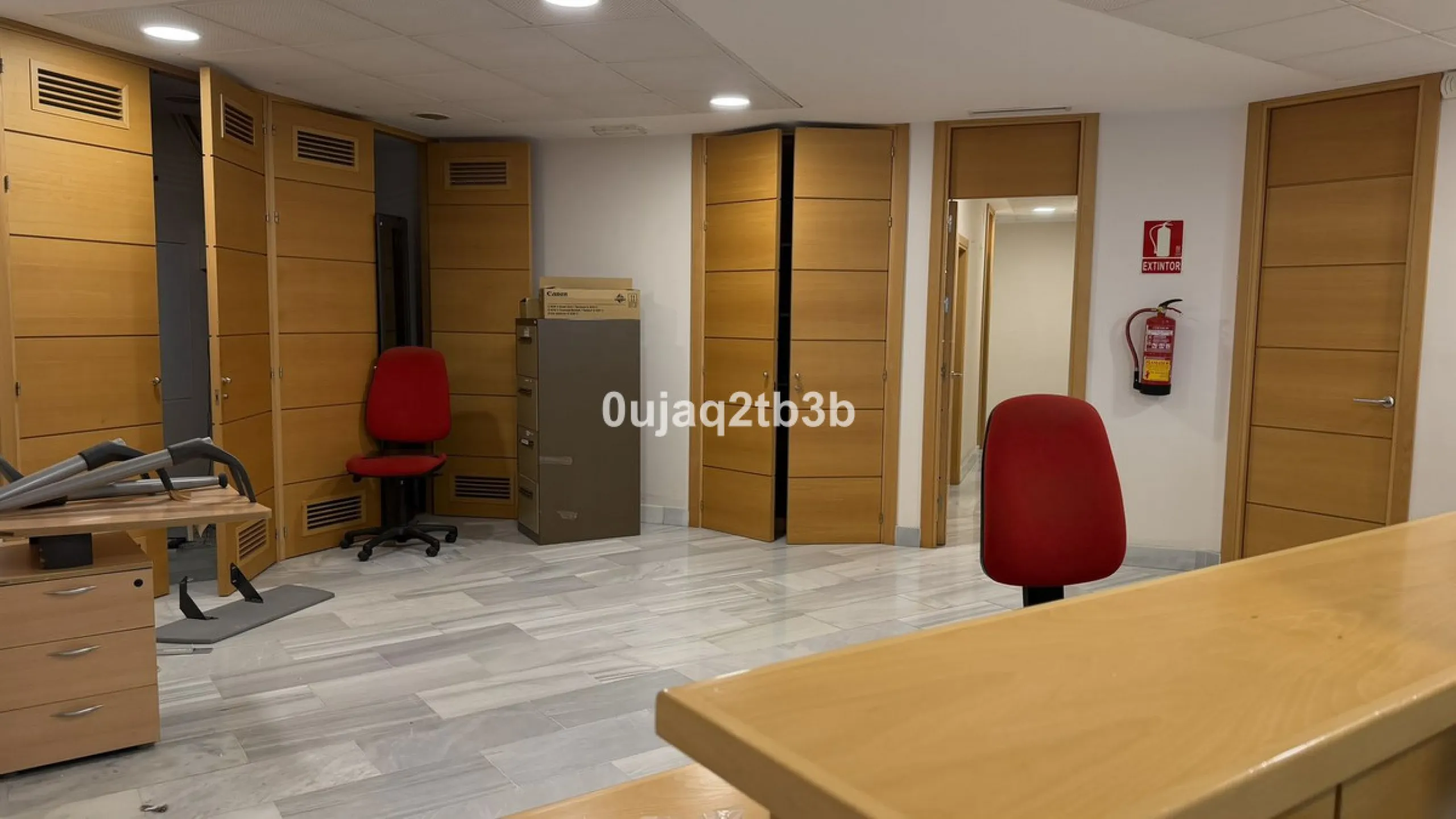 For sale or rent, we present this magnificent ground-floor commercial premises, perfectly located in one of the busiest and most sought-after areas in the heart of Marbella. Its corner position, with multiple direct street entrances and outstanding visibi