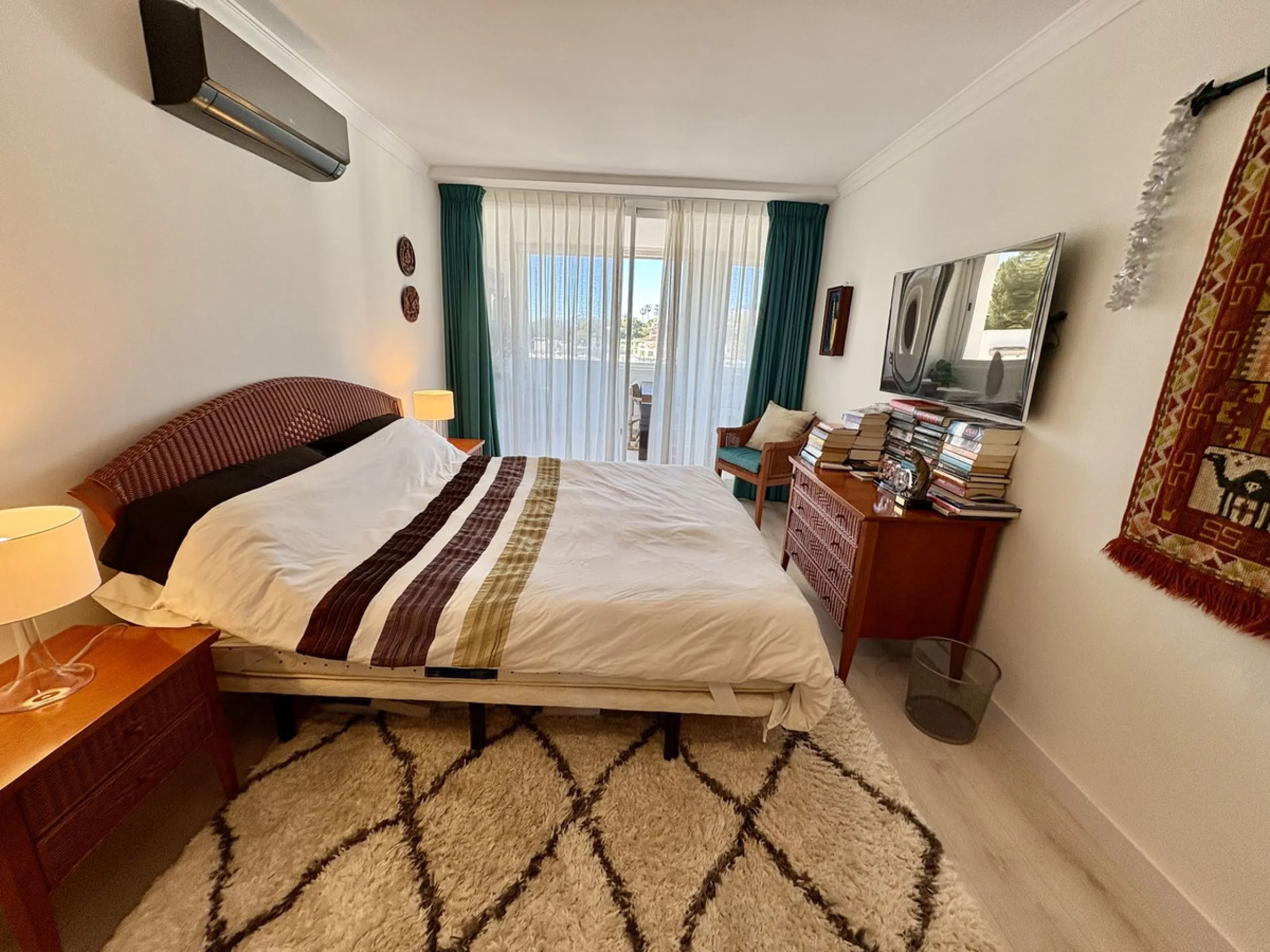 Modern and spacious apartment for sale in the sought after community of Balcones de la Quinta. The apartment has been beautifully renovated and is presented immaculately as a 2 bedroom 2 bathroom apartment but could easily be converted into 3 bedrooms giv