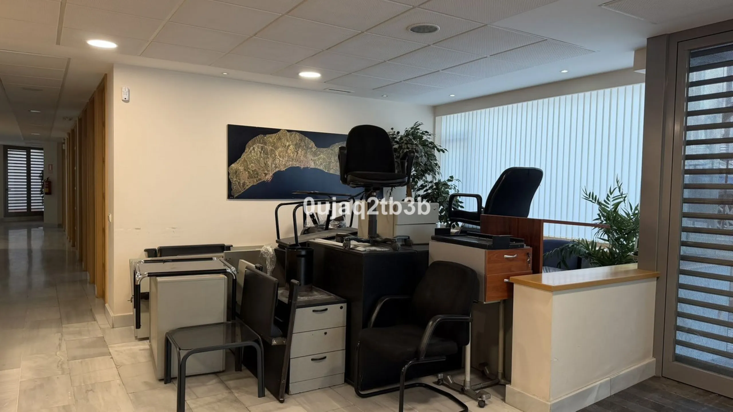 For sale or rent, we present this magnificent ground-floor commercial premises, perfectly located in one of the busiest and most sought-after areas in the heart of Marbella. Its corner position, with multiple direct street entrances and outstanding visibi