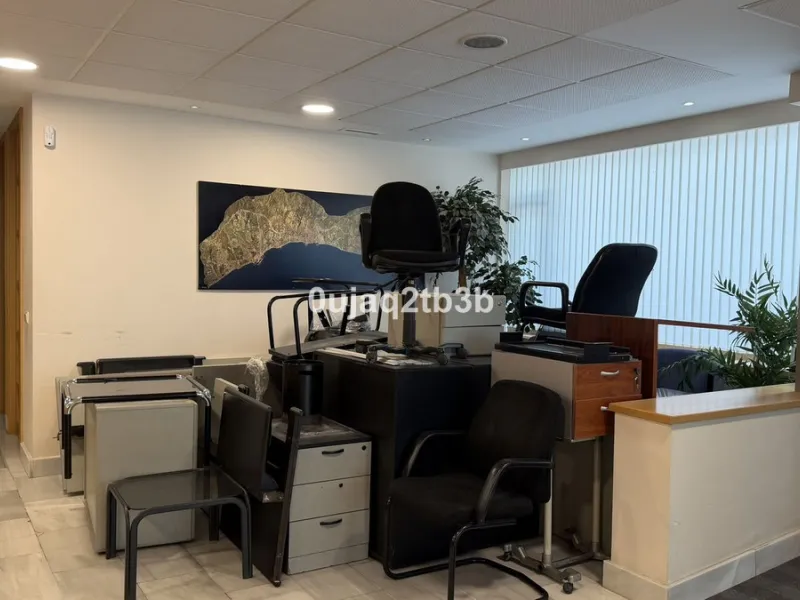 For sale or rent, we present this magnificent ground-floor commercial premises, perfectly located in one of the busiest and most sought-after areas in the heart of Marbella. Its corner position, with multiple direct street entrances and outstanding visibi