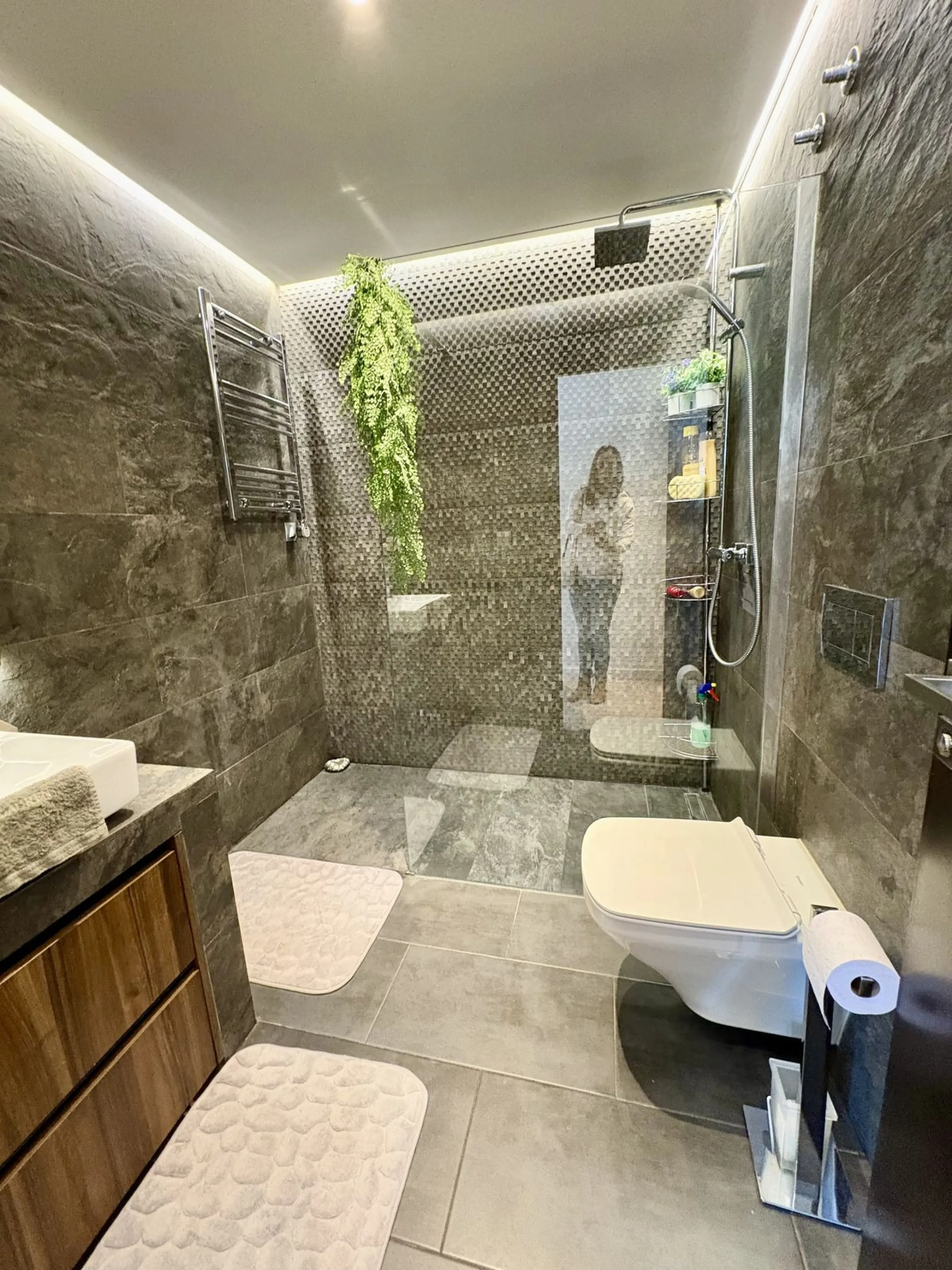 Modern and spacious apartment for sale in the sought after community of Balcones de la Quinta. The apartment has been beautifully renovated and is presented immaculately as a 2 bedroom 2 bathroom apartment but could easily be converted into 3 bedrooms giv