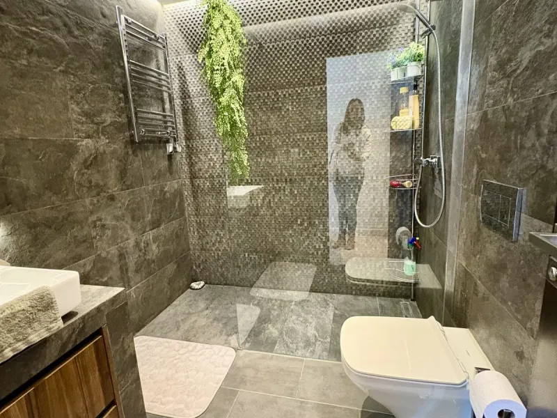 Modern and spacious apartment for sale in the sought after community of Balcones de la Quinta. The apartment has been beautifully renovated and is presented immaculately as a 2 bedroom 2 bathroom apartment but could easily be converted into 3 bedrooms giv