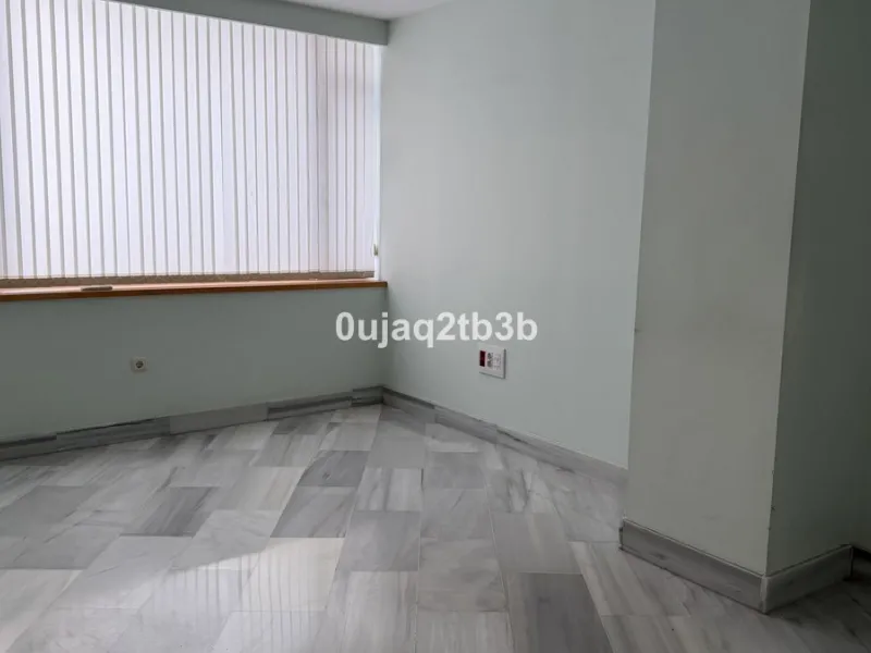 For sale or rent, we present this magnificent ground-floor commercial premises, perfectly located in one of the busiest and most sought-after areas in the heart of Marbella. Its corner position, with multiple direct street entrances and outstanding visibi