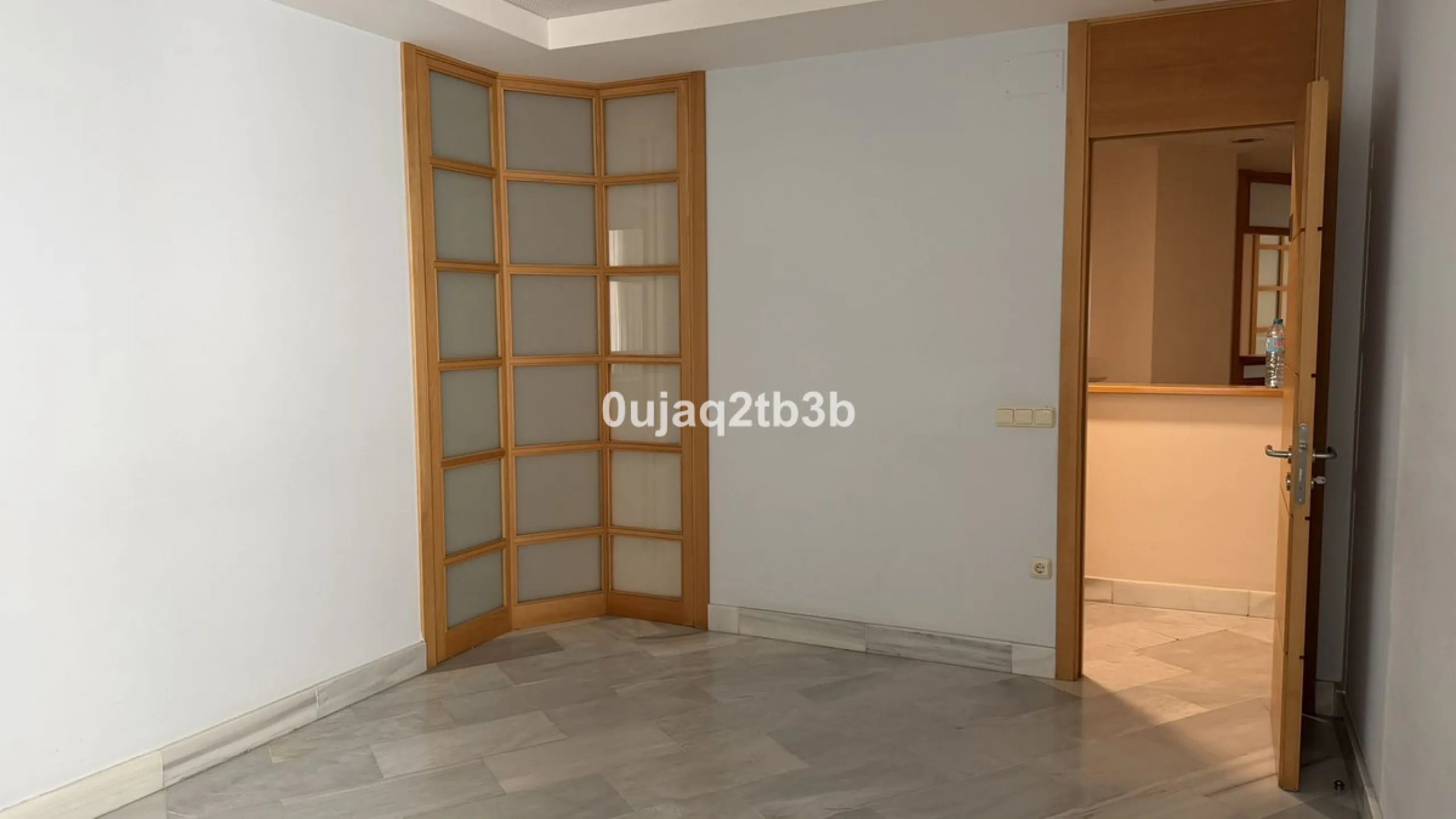 For sale or rent, we present this magnificent ground-floor commercial premises, perfectly located in one of the busiest and most sought-after areas in the heart of Marbella. Its corner position, with multiple direct street entrances and outstanding visibi