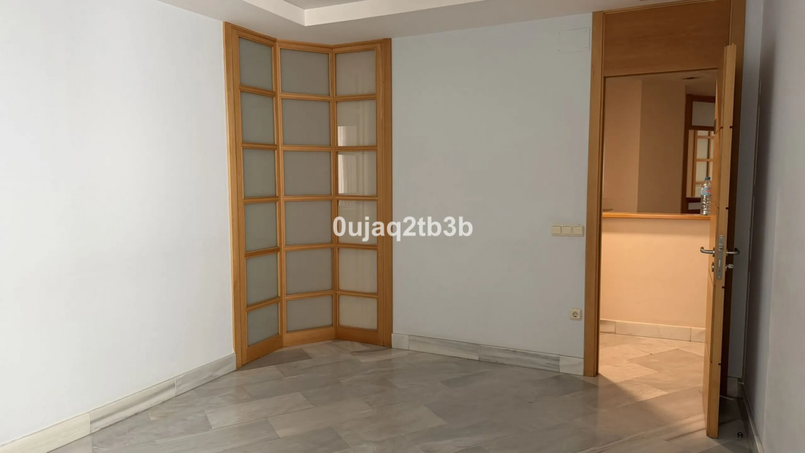 For sale or rent, we present this magnificent ground-floor commercial premises, perfectly located in one of the busiest and most sought-after areas in the heart of Marbella. Its corner position, with multiple direct street entrances and outstanding visibi