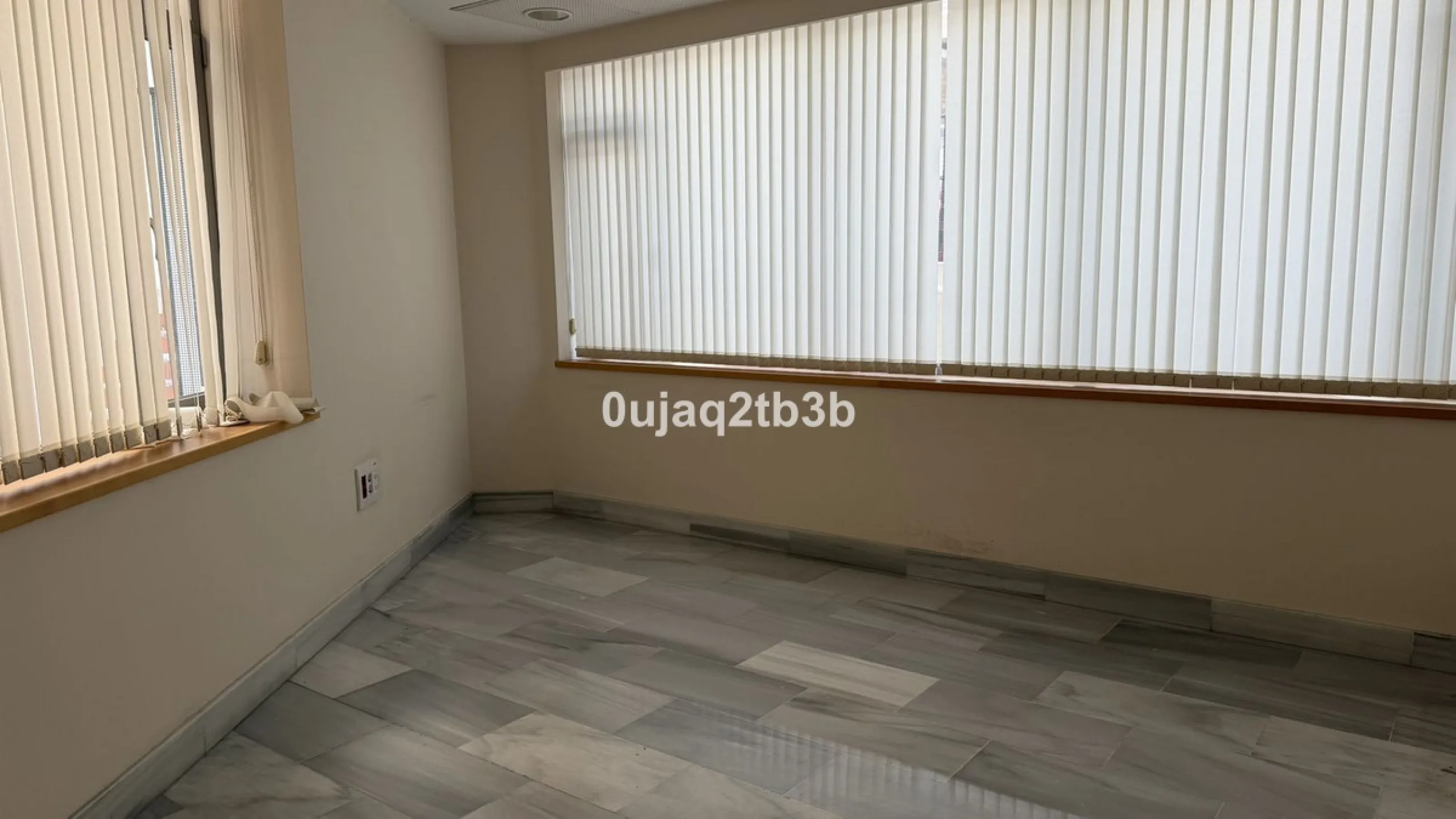 For sale or rent, we present this magnificent ground-floor commercial premises, perfectly located in one of the busiest and most sought-after areas in the heart of Marbella. Its corner position, with multiple direct street entrances and outstanding visibi