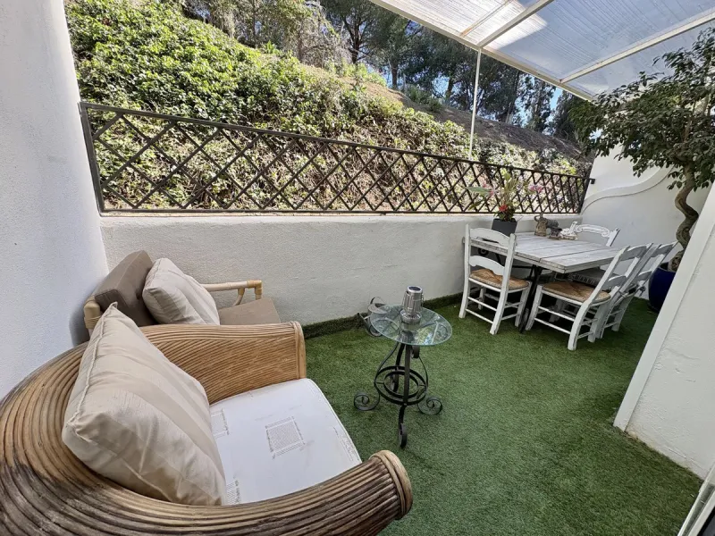 Modern and spacious apartment for sale in the sought after community of Balcones de la Quinta. The apartment has been beautifully renovated and is presented immaculately as a 2 bedroom 2 bathroom apartment but could easily be converted into 3 bedrooms giv