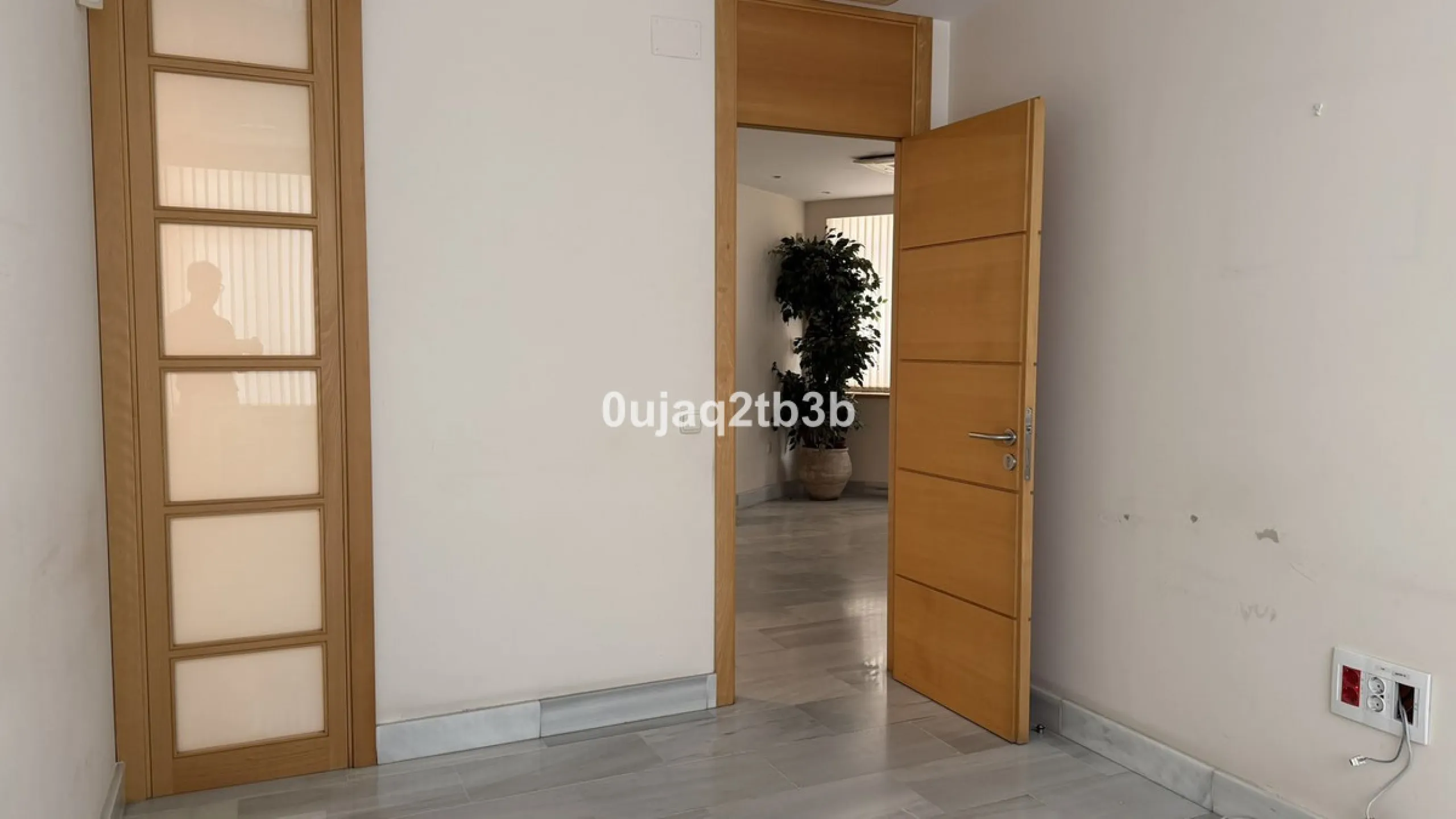 For sale or rent, we present this magnificent ground-floor commercial premises, perfectly located in one of the busiest and most sought-after areas in the heart of Marbella. Its corner position, with multiple direct street entrances and outstanding visibi