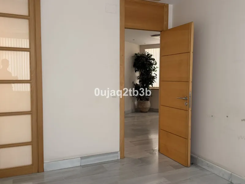 For sale or rent, we present this magnificent ground-floor commercial premises, perfectly located in one of the busiest and most sought-after areas in the heart of Marbella. Its corner position, with multiple direct street entrances and outstanding visibi