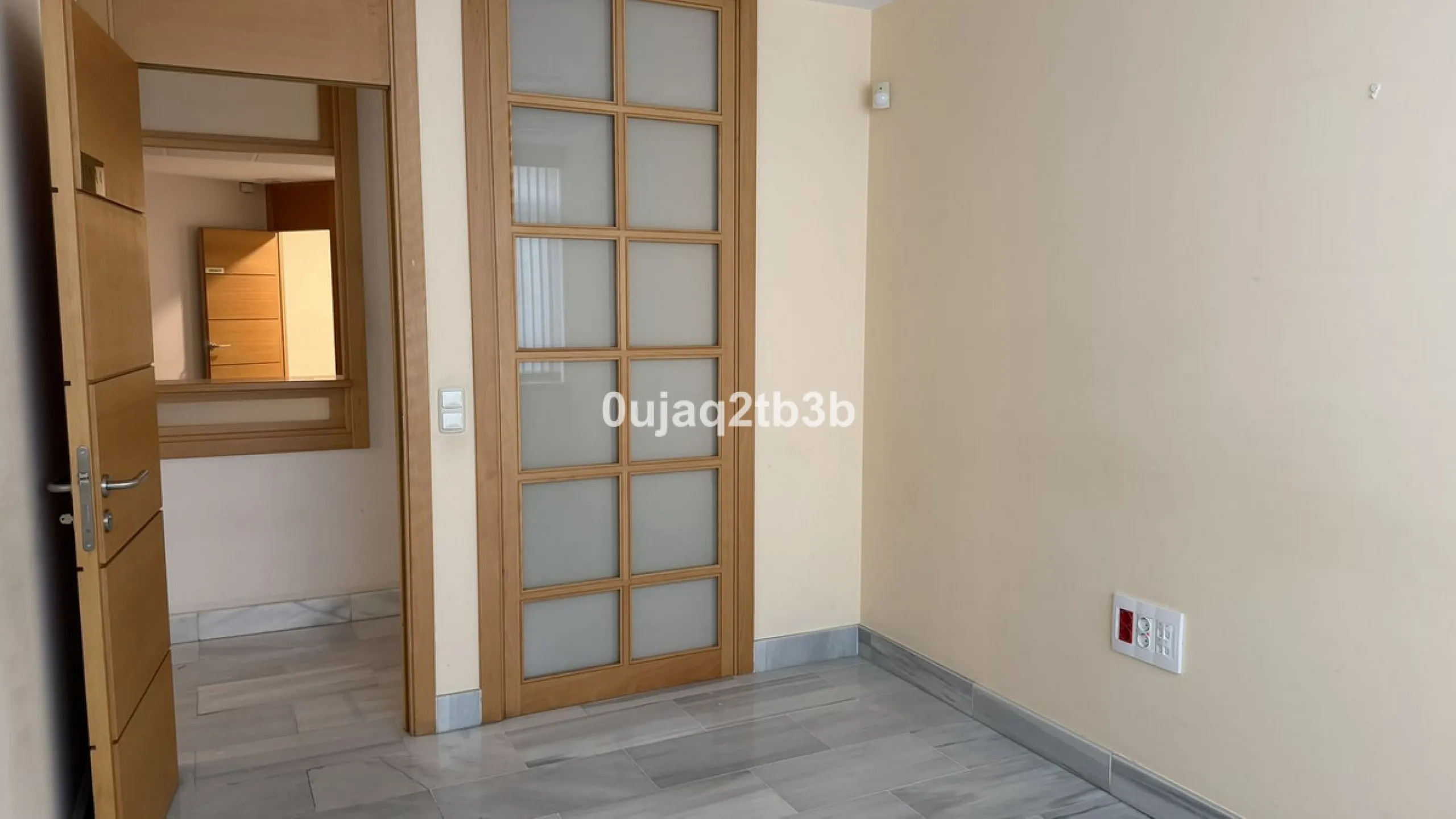 For sale or rent, we present this magnificent ground-floor commercial premises, perfectly located in one of the busiest and most sought-after areas in the heart of Marbella. Its corner position, with multiple direct street entrances and outstanding visibi