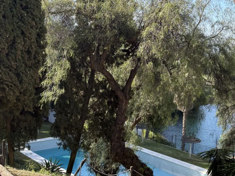 Modern and spacious apartment for sale in the sought after community of Balcones de la Quinta. The apartment has been beautifully renovated and is presented immaculately as a 2 bedroom 2 bathroom apartment but could easily be converted into 3 bedrooms giv