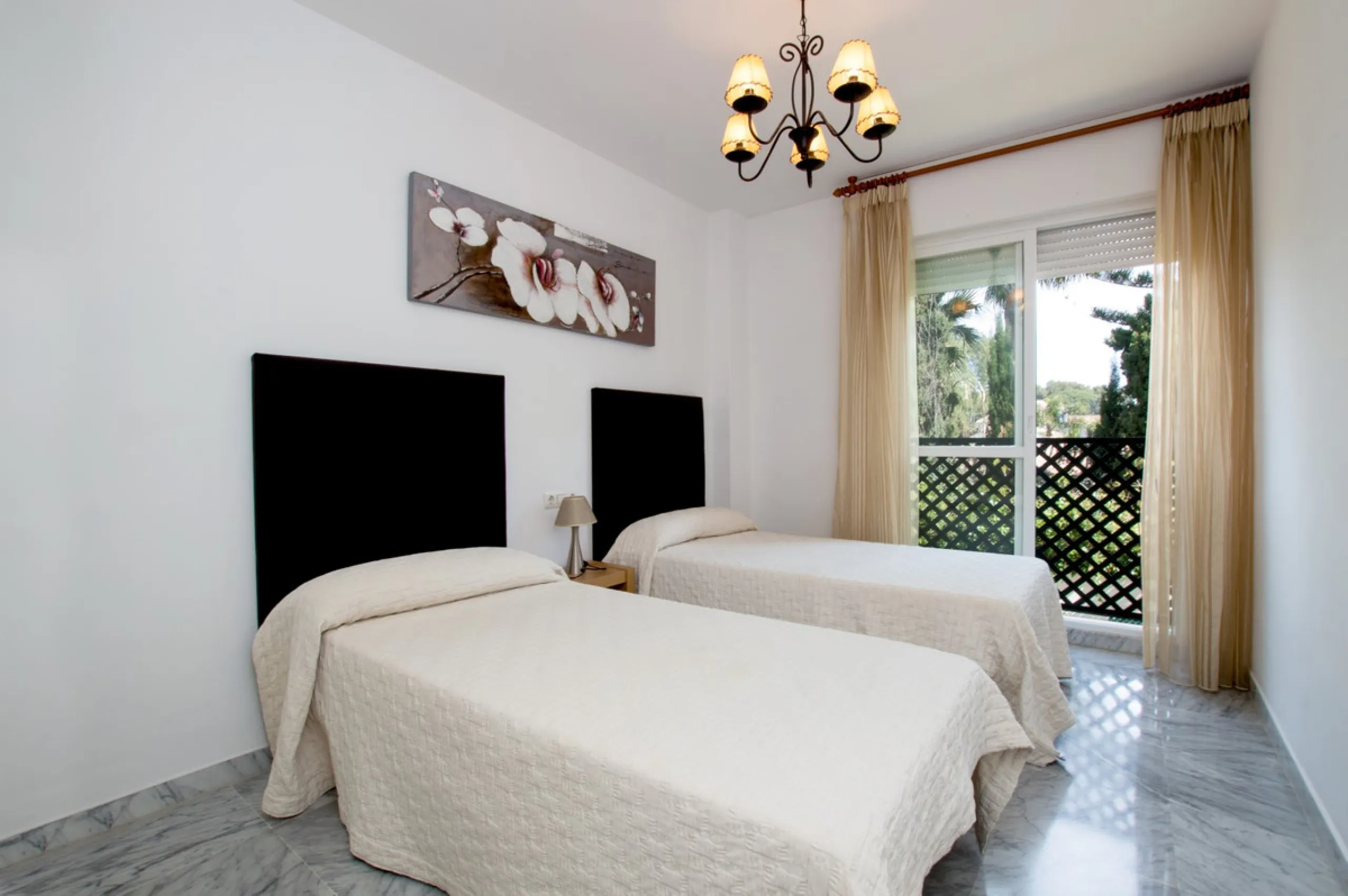Spectacular apartment in San Pedro de Alcántara on the second line of the beach