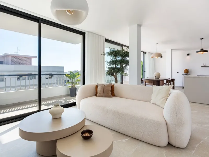 This exceptional 3-bedroom, 2-bathroom penthouse is a rare find in the centre of Marbella, located in the prestigious Edificio Marapolis. Fully refurbished this year, it is perfect for those seeking convenience and city living, right in Marbella's charmin