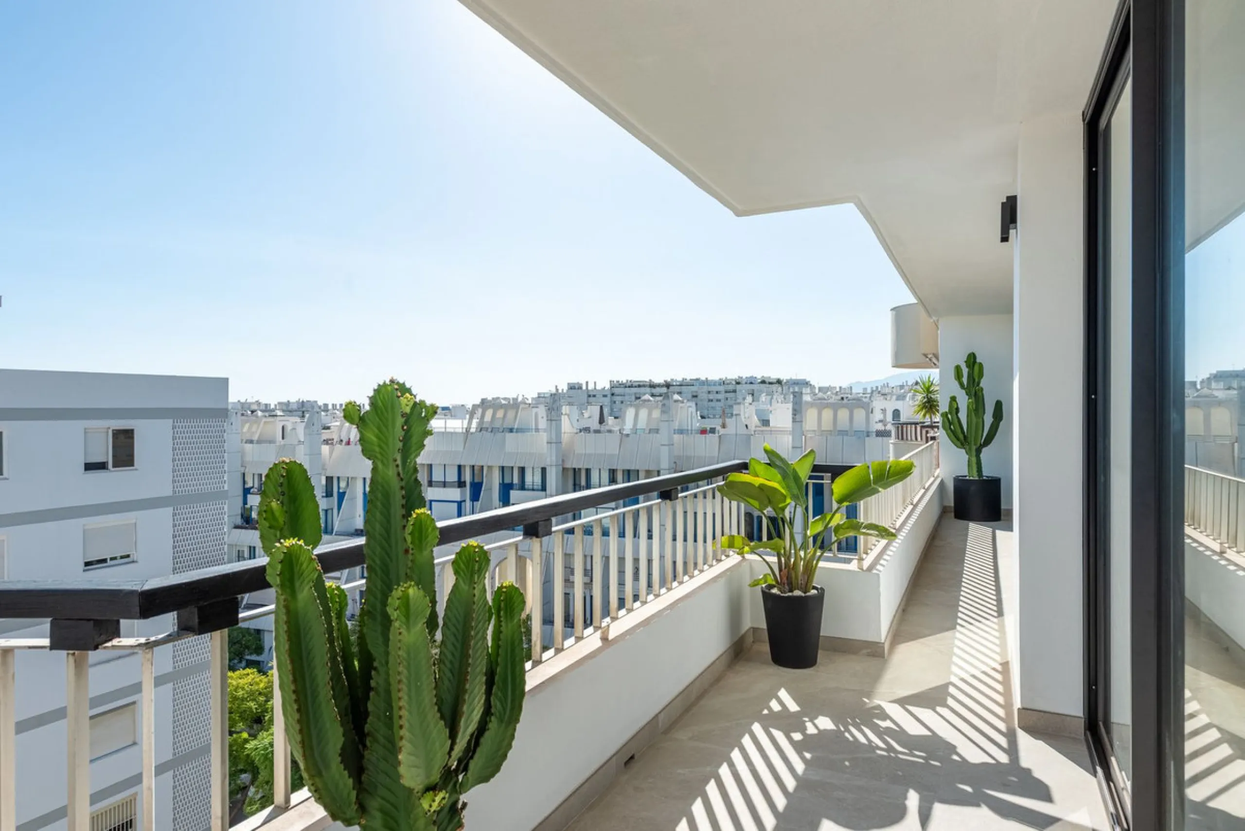 Apartment - Penthouse в продаже в Marbella, Málaga. В доме 3 спален и 2 ванных комнат. Площадь дома 120 м²