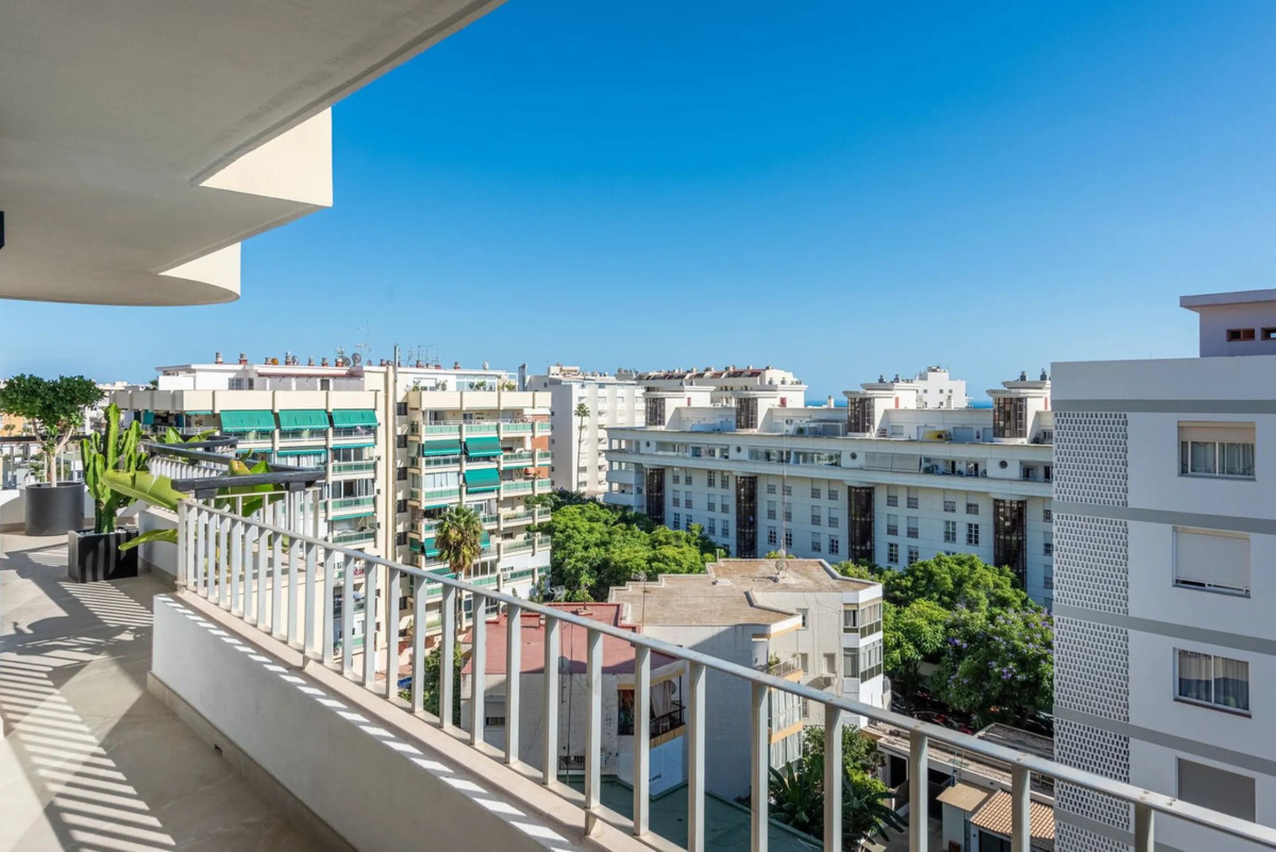 Apartment - Penthouse в продаже в Marbella, Málaga. В доме 3 спален и 2 ванных комнат. Площадь дома 120 м²