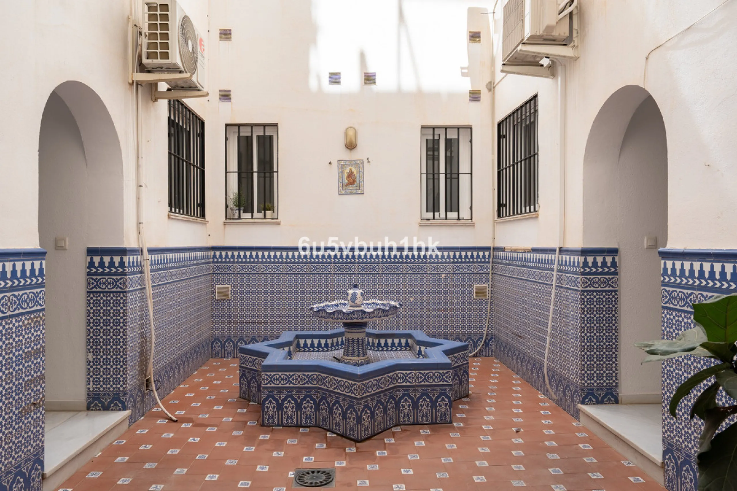 On the ground floor of a charming building, this unique property welcomes you through a picturesque Andalusian patio, with traditional Spanish tiles and a tranquil fountain.