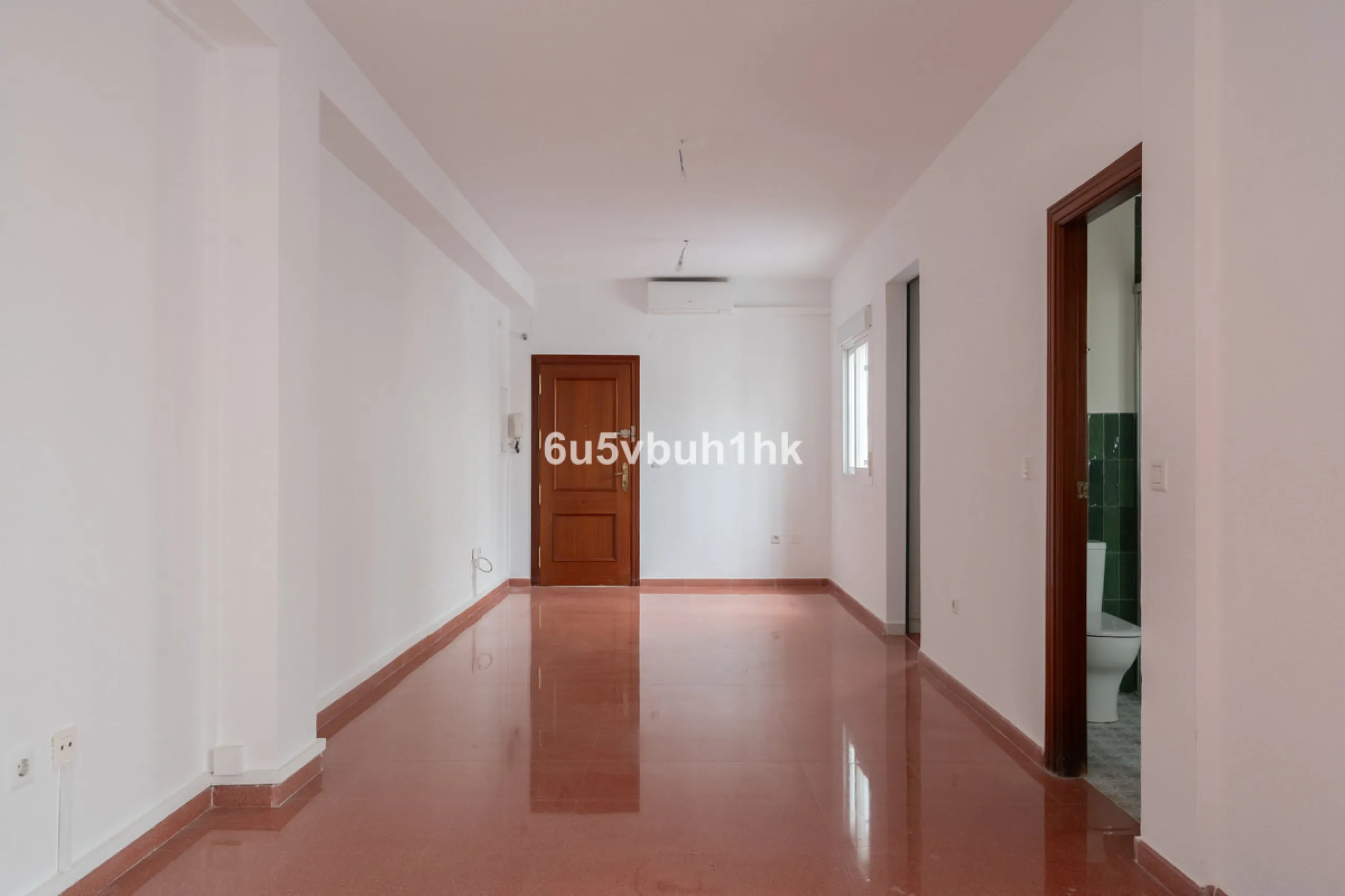 On the ground floor of a charming building, this unique property welcomes you through a picturesque Andalusian patio, with traditional Spanish tiles and a tranquil fountain.