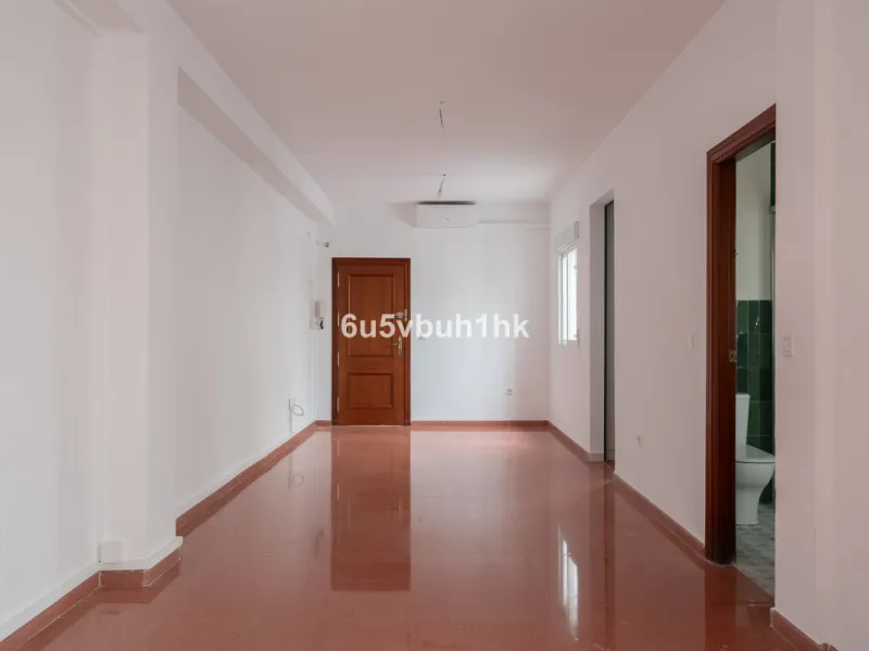 On the ground floor of a charming building, this unique property welcomes you through a picturesque Andalusian patio, with traditional Spanish tiles and a tranquil fountain.