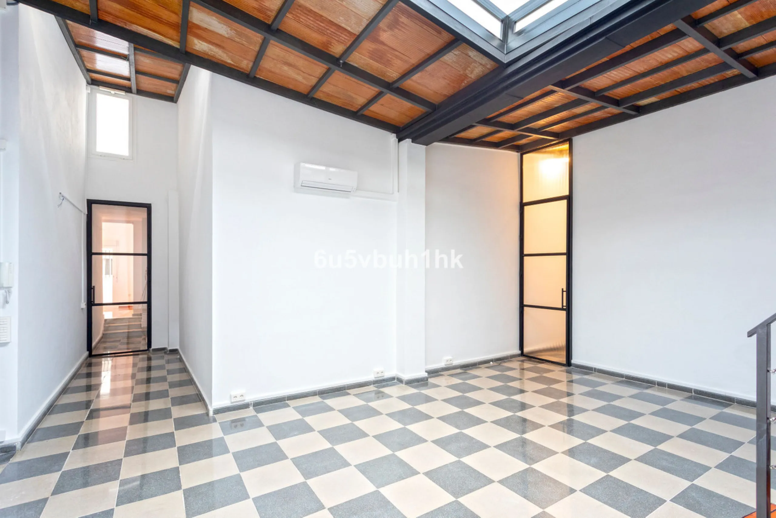 On the ground floor of a charming building, this unique property welcomes you through a picturesque Andalusian patio, with traditional Spanish tiles and a tranquil fountain.