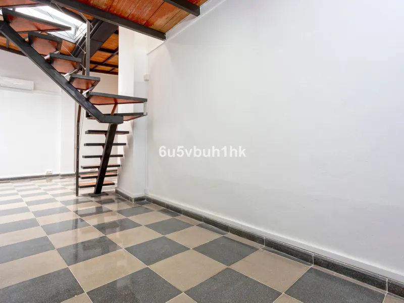 On the ground floor of a charming building, this unique property welcomes you through a picturesque Andalusian patio, with traditional Spanish tiles and a tranquil fountain.