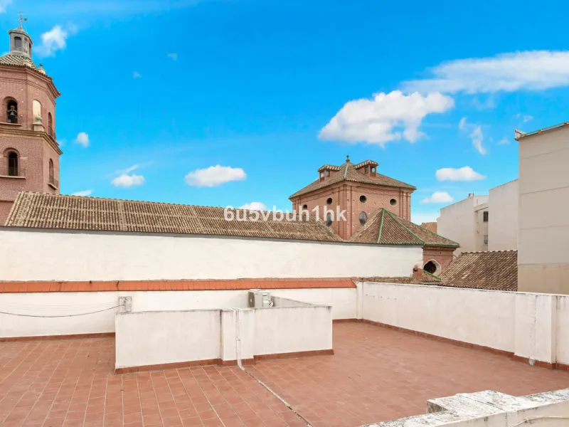On the ground floor of a charming building, this unique property welcomes you through a picturesque Andalusian patio, with traditional Spanish tiles and a tranquil fountain.