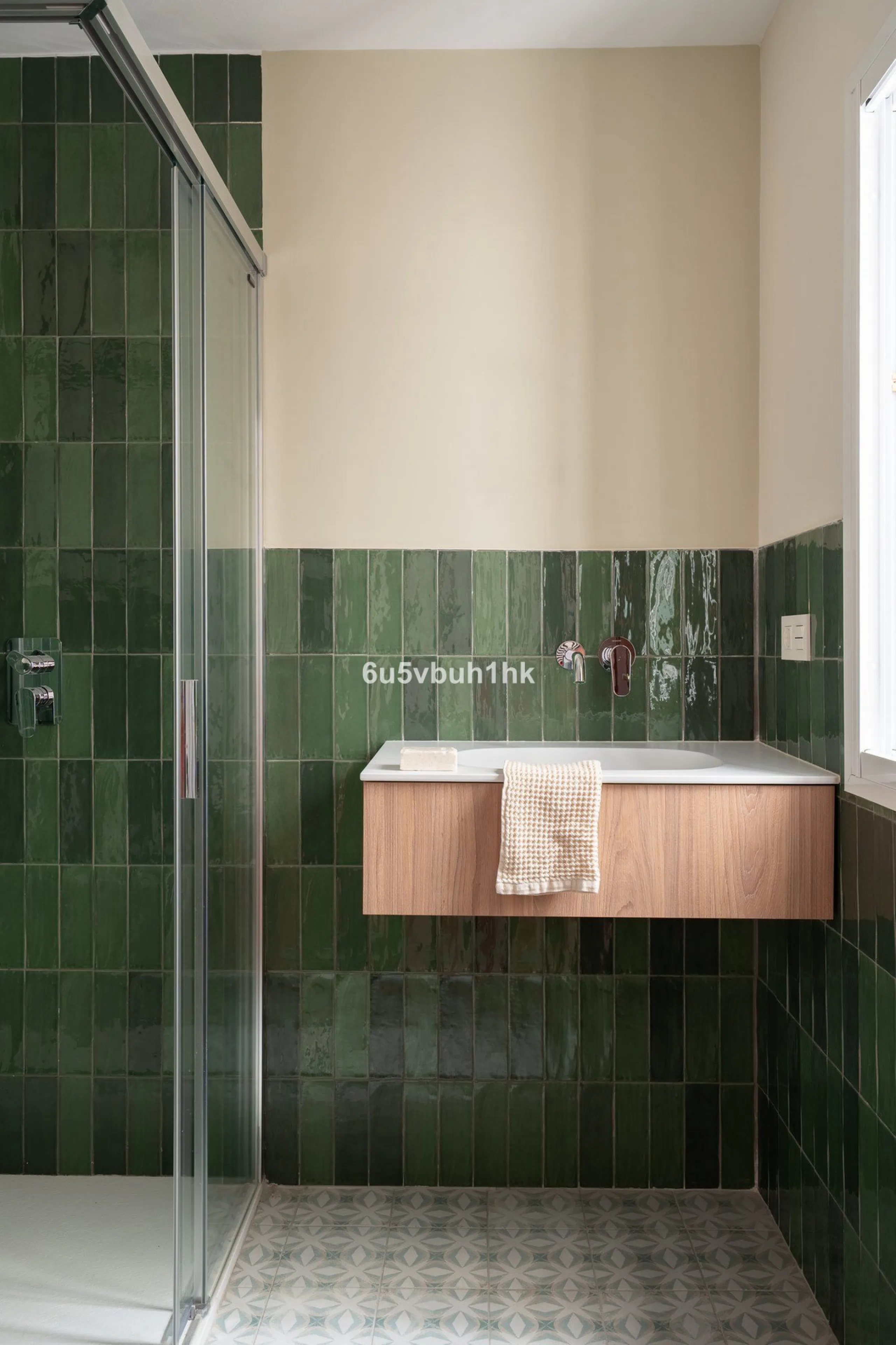 On the ground floor of a charming building, this unique property welcomes you through a picturesque Andalusian patio, with traditional Spanish tiles and a tranquil fountain.