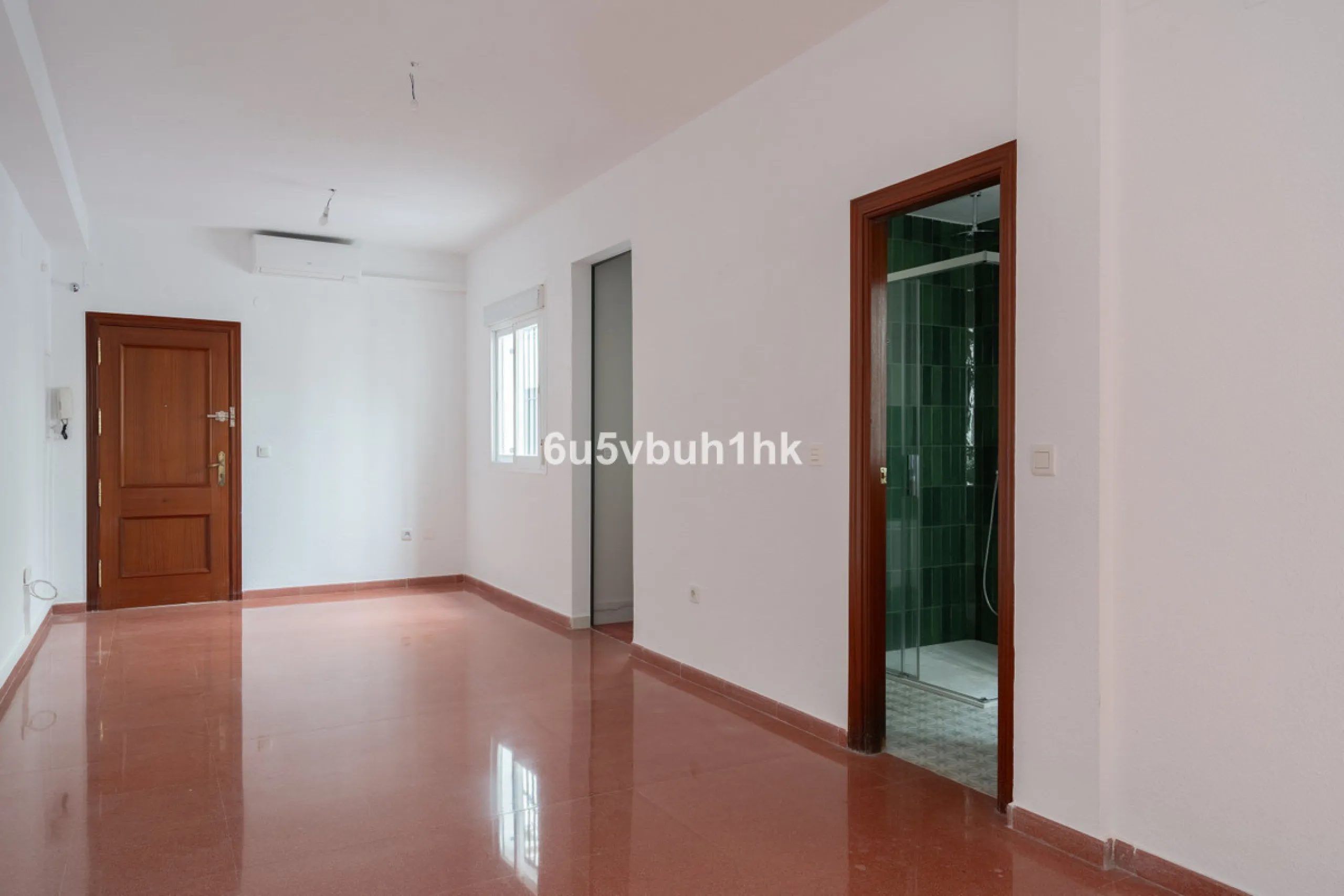 On the ground floor of a charming building, this unique property welcomes you through a picturesque Andalusian patio, with traditional Spanish tiles and a tranquil fountain.
