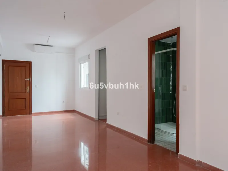 On the ground floor of a charming building, this unique property welcomes you through a picturesque Andalusian patio, with traditional Spanish tiles and a tranquil fountain.