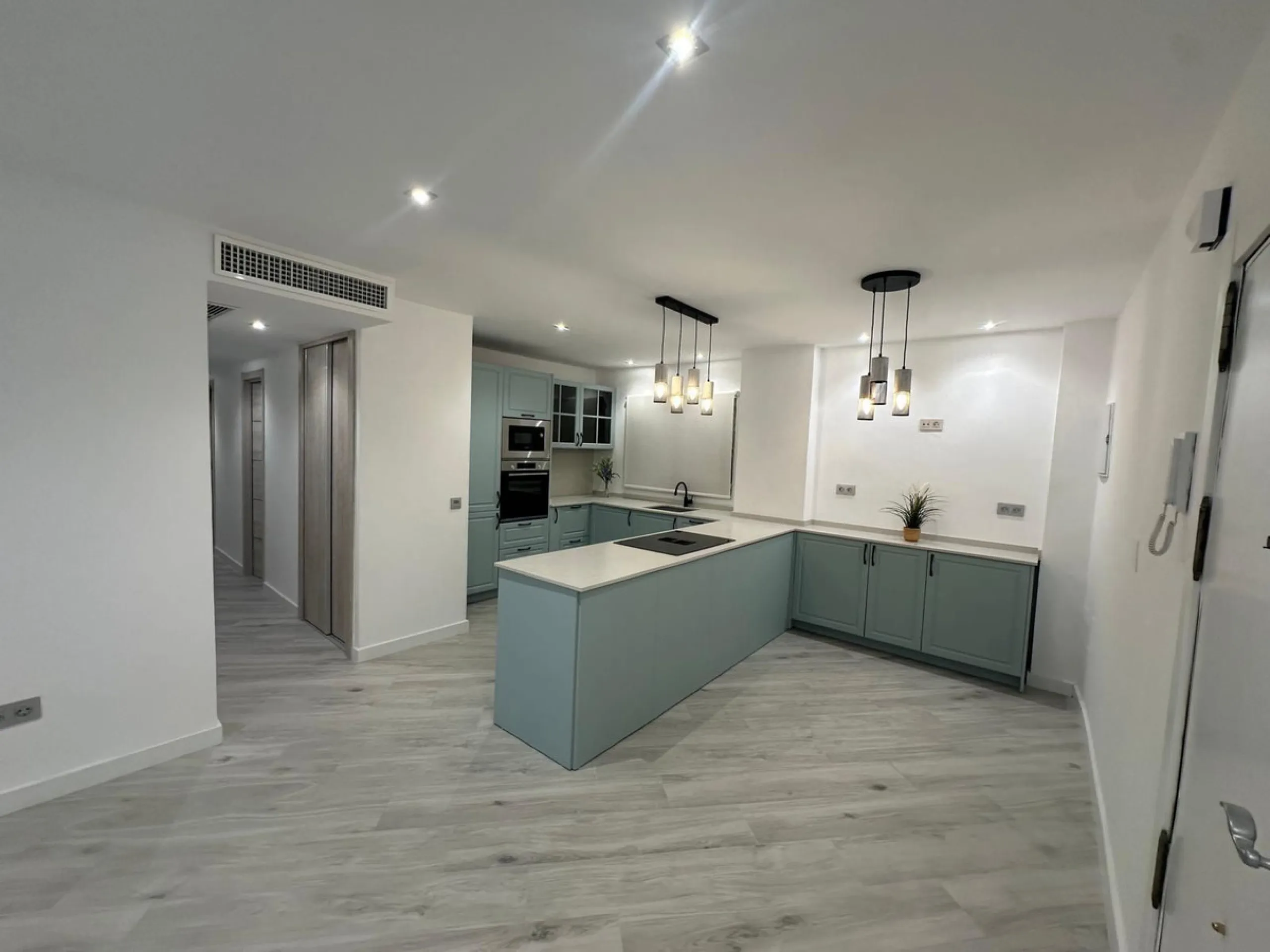 We present this exceptional 139 m² apartment in the prestigious La Malagueta neighborhood, recently renovated with high-end materials, where every detail has been designed to offer a modern, elegant, and welcoming home.