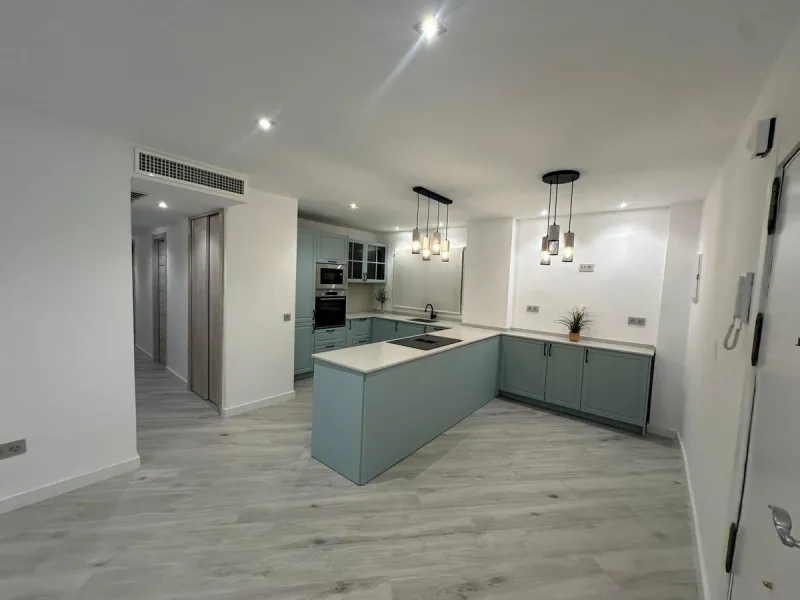 We present this exceptional 139 m² apartment in the prestigious La Malagueta neighborhood, recently renovated with high-end materials, where every detail has been designed to offer a modern, elegant, and welcoming home.