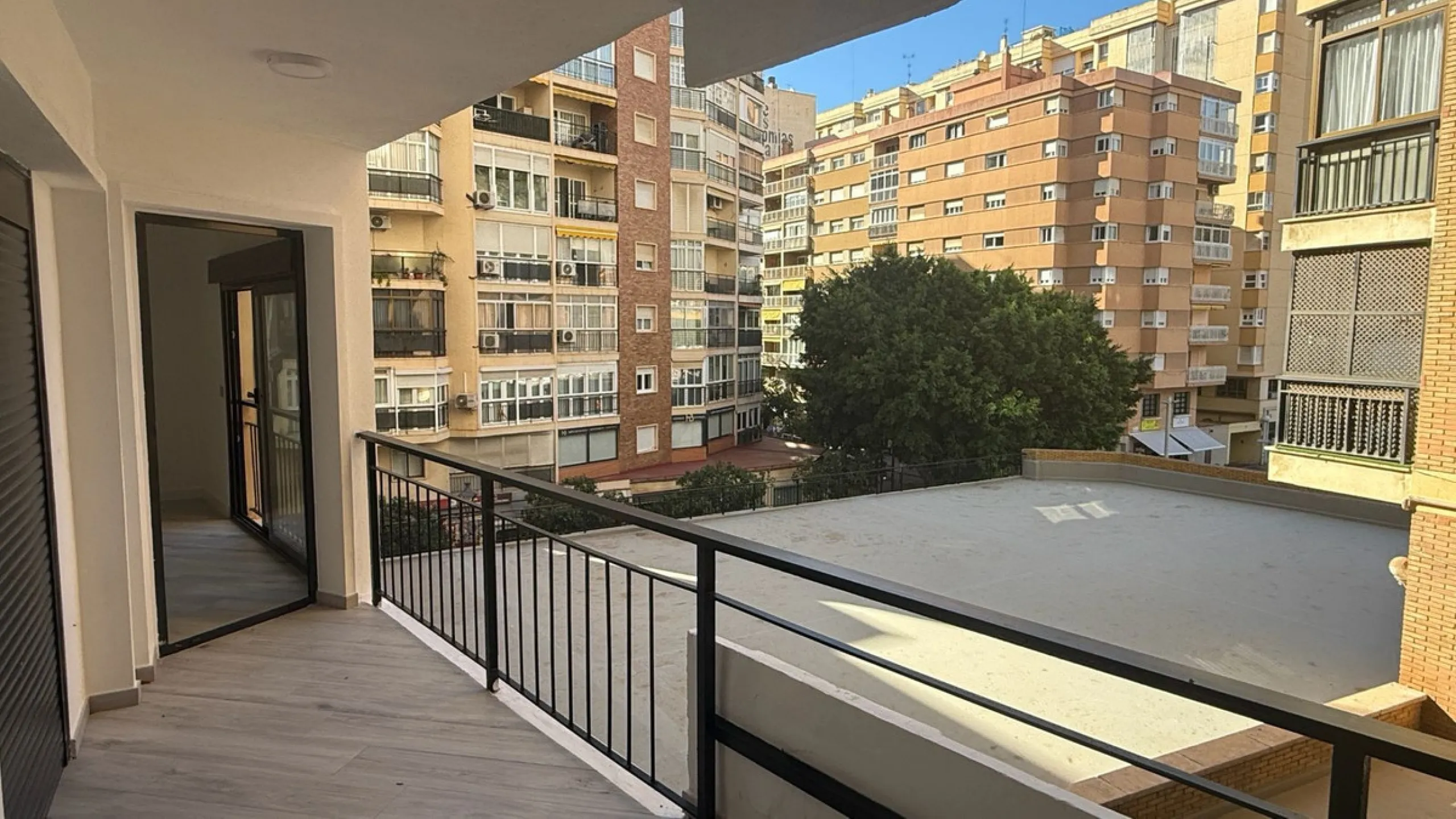 We present this exceptional 139 m² apartment in the prestigious La Malagueta neighborhood, recently renovated with high-end materials, where every detail has been designed to offer a modern, elegant, and welcoming home.