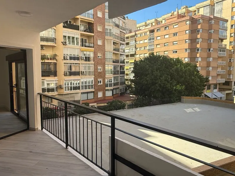 We present this exceptional 139 m² apartment in the prestigious La Malagueta neighborhood, recently renovated with high-end materials, where every detail has been designed to offer a modern, elegant, and welcoming home.
