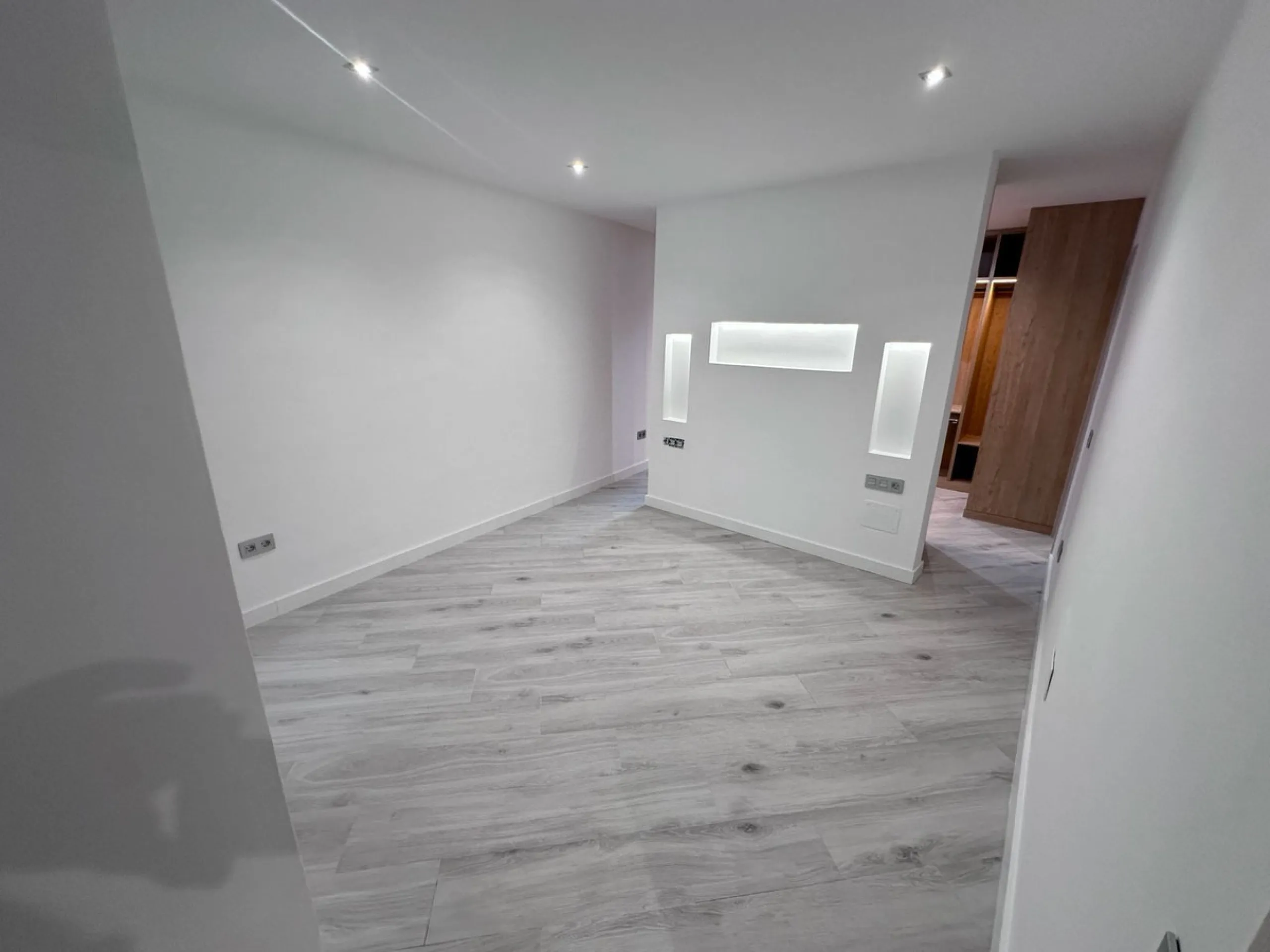 We present this exceptional 139 m² apartment in the prestigious La Malagueta neighborhood, recently renovated with high-end materials, where every detail has been designed to offer a modern, elegant, and welcoming home.