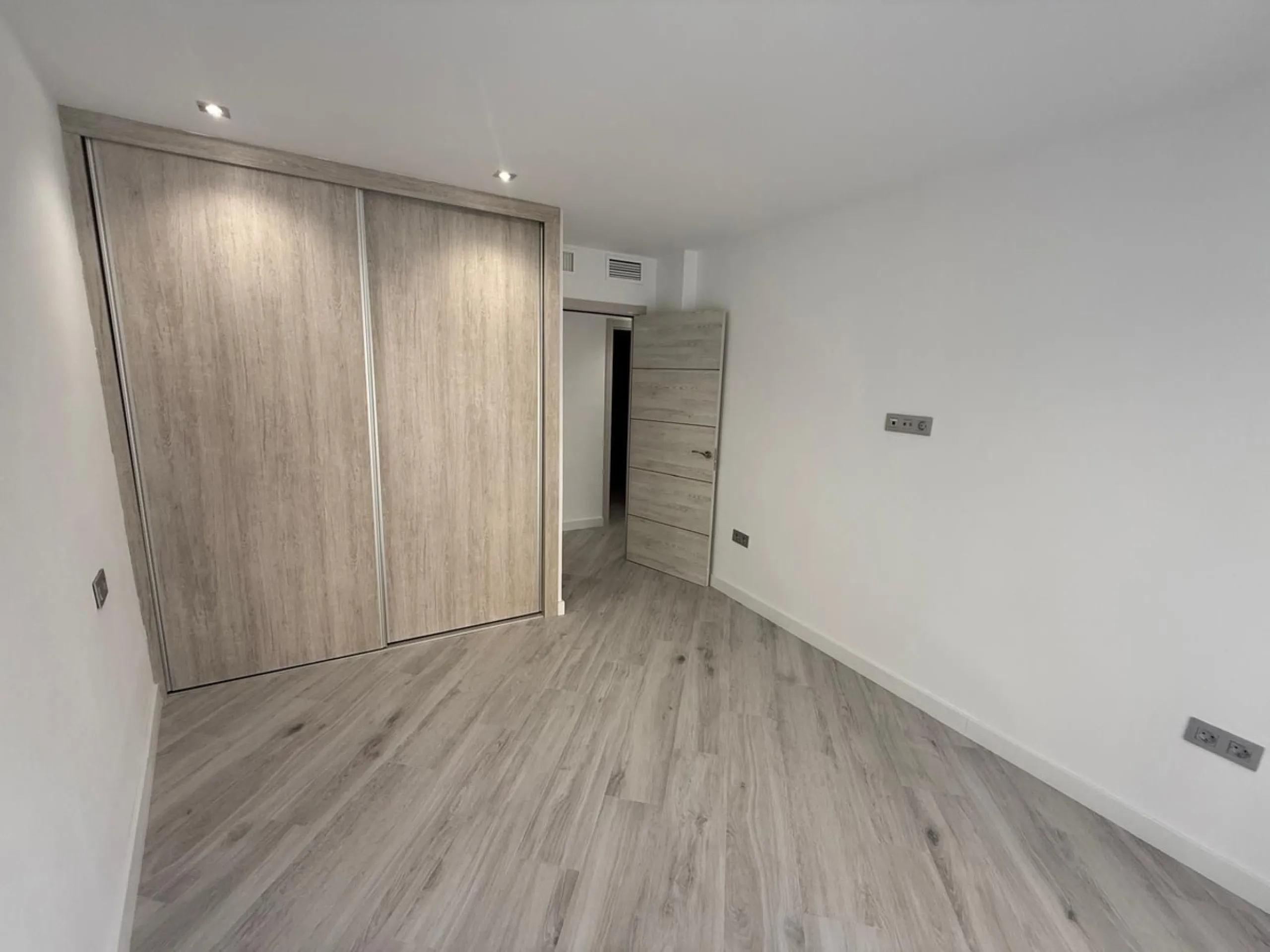 We present this exceptional 139 m² apartment in the prestigious La Malagueta neighborhood, recently renovated with high-end materials, where every detail has been designed to offer a modern, elegant, and welcoming home.