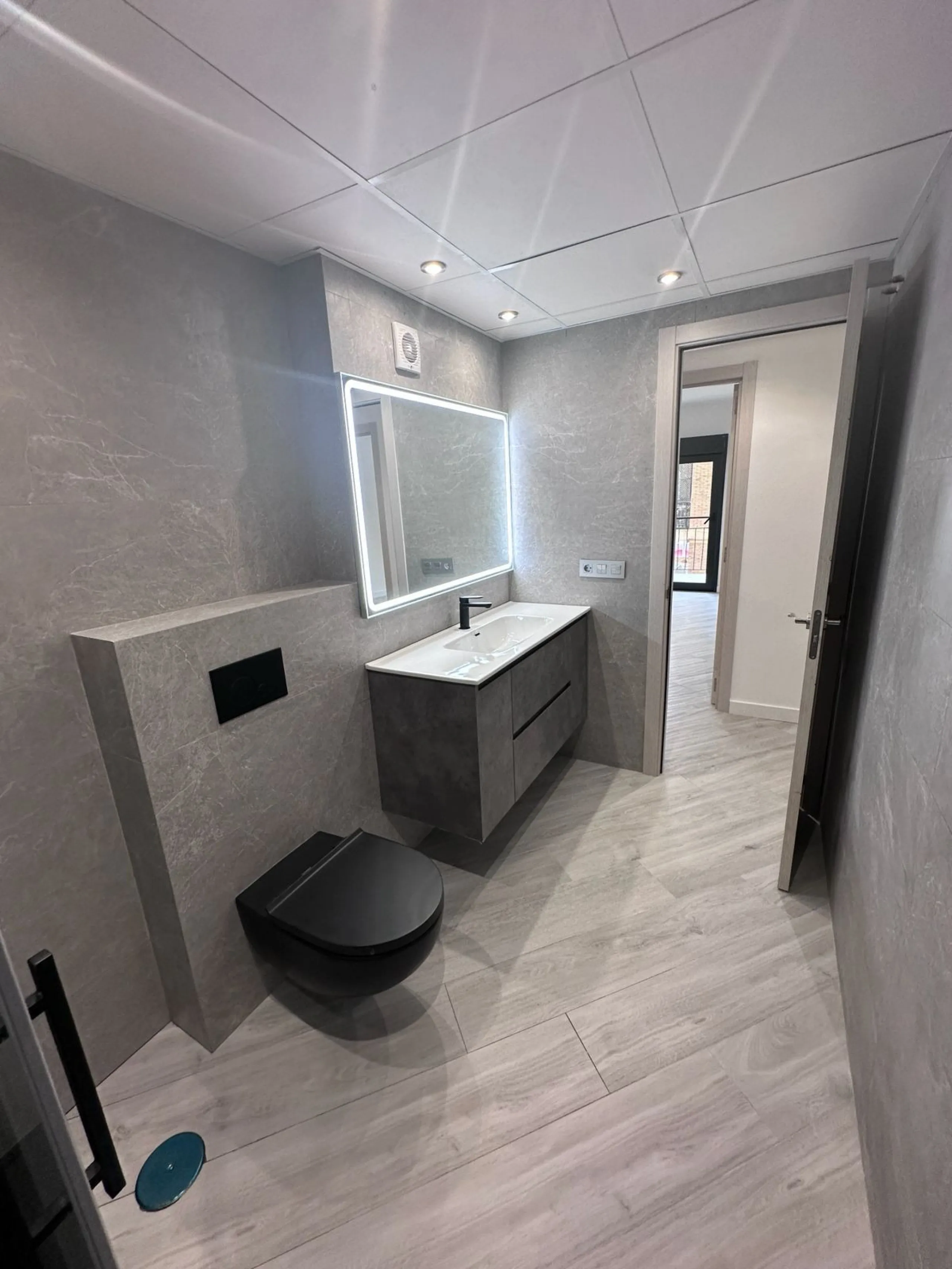 We present this exceptional 139 m² apartment in the prestigious La Malagueta neighborhood, recently renovated with high-end materials, where every detail has been designed to offer a modern, elegant, and welcoming home.