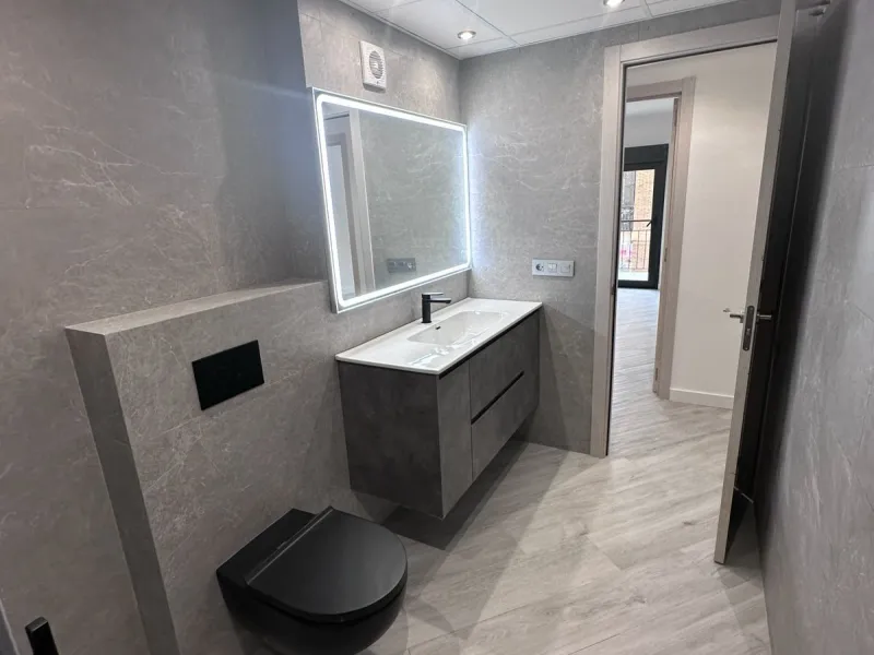 We present this exceptional 139 m² apartment in the prestigious La Malagueta neighborhood, recently renovated with high-end materials, where every detail has been designed to offer a modern, elegant, and welcoming home.