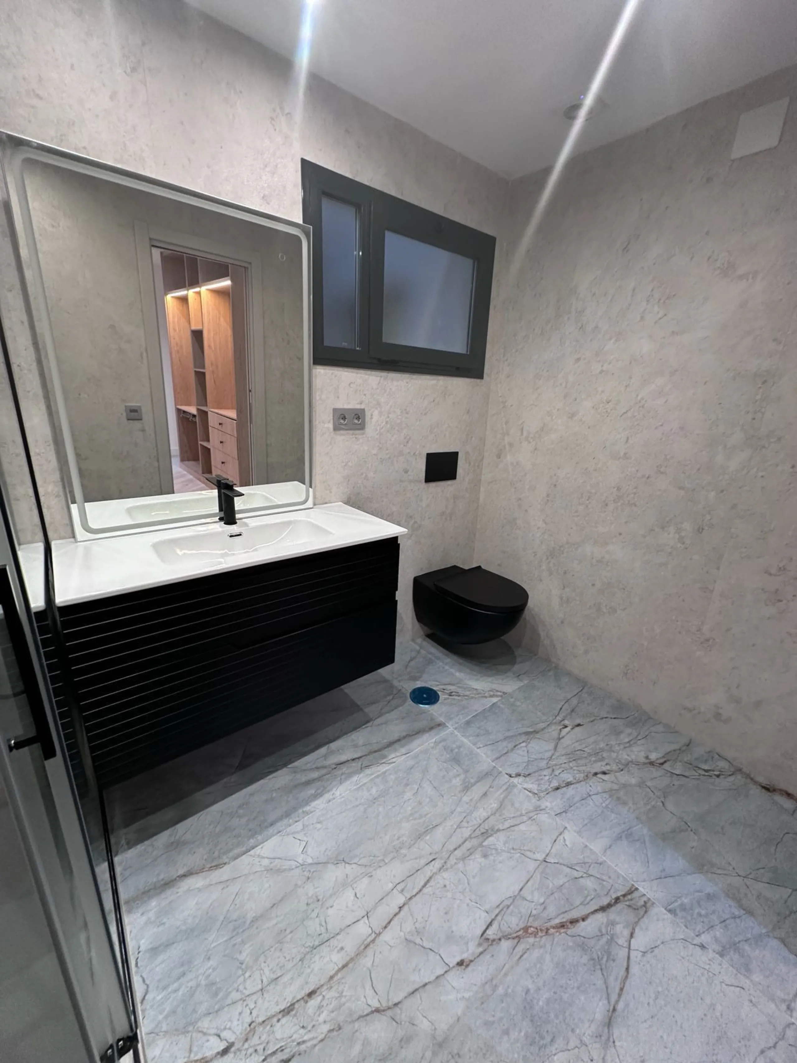 We present this exceptional 139 m² apartment in the prestigious La Malagueta neighborhood, recently renovated with high-end materials, where every detail has been designed to offer a modern, elegant, and welcoming home.