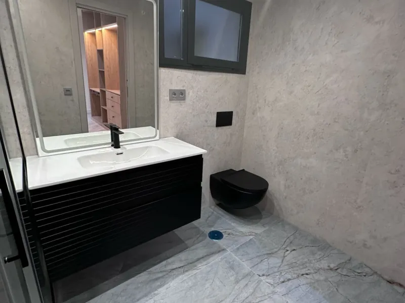 We present this exceptional 139 m² apartment in the prestigious La Malagueta neighborhood, recently renovated with high-end materials, where every detail has been designed to offer a modern, elegant, and welcoming home.