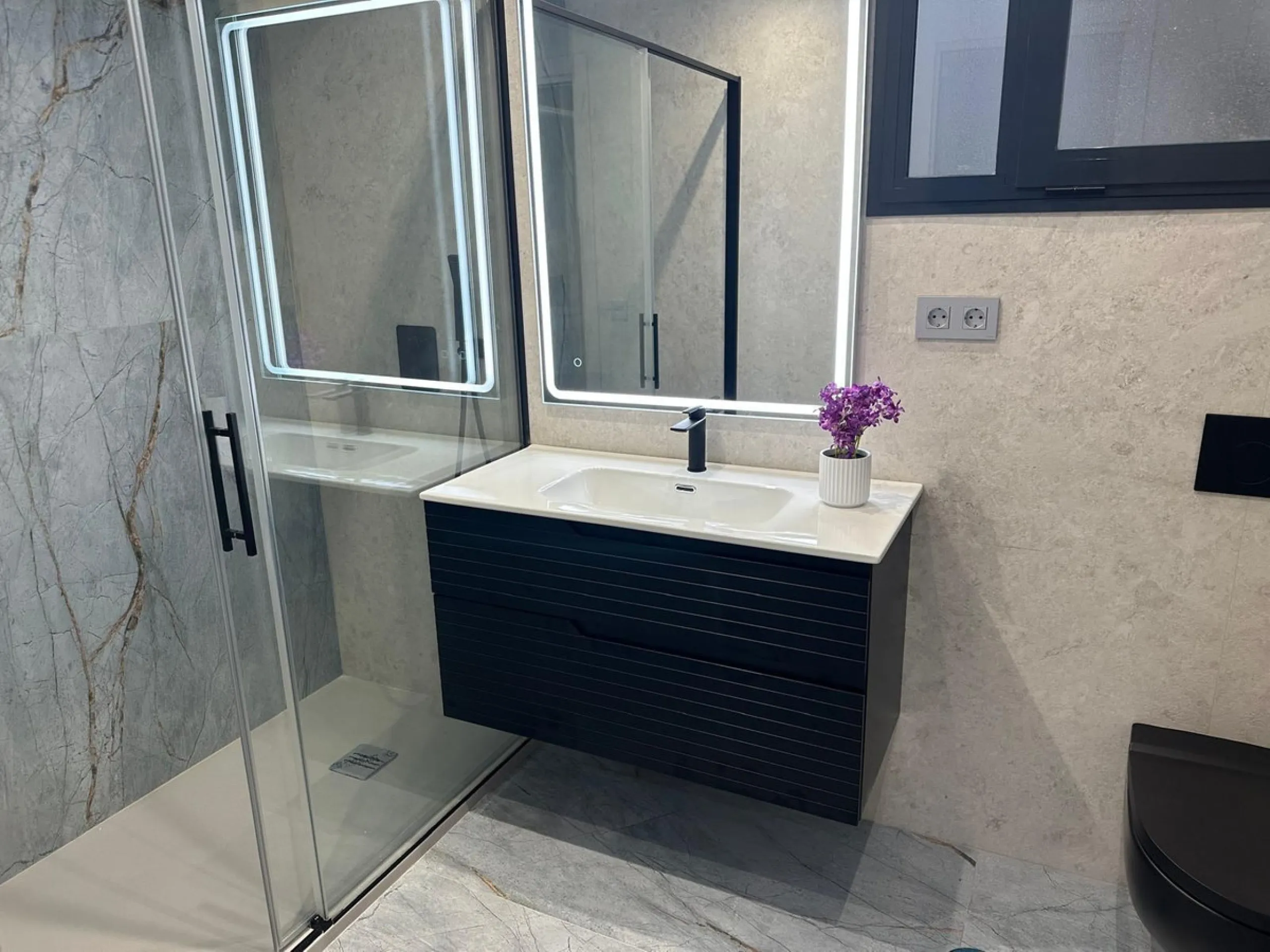 We present this exceptional 139 m² apartment in the prestigious La Malagueta neighborhood, recently renovated with high-end materials, where every detail has been designed to offer a modern, elegant, and welcoming home.