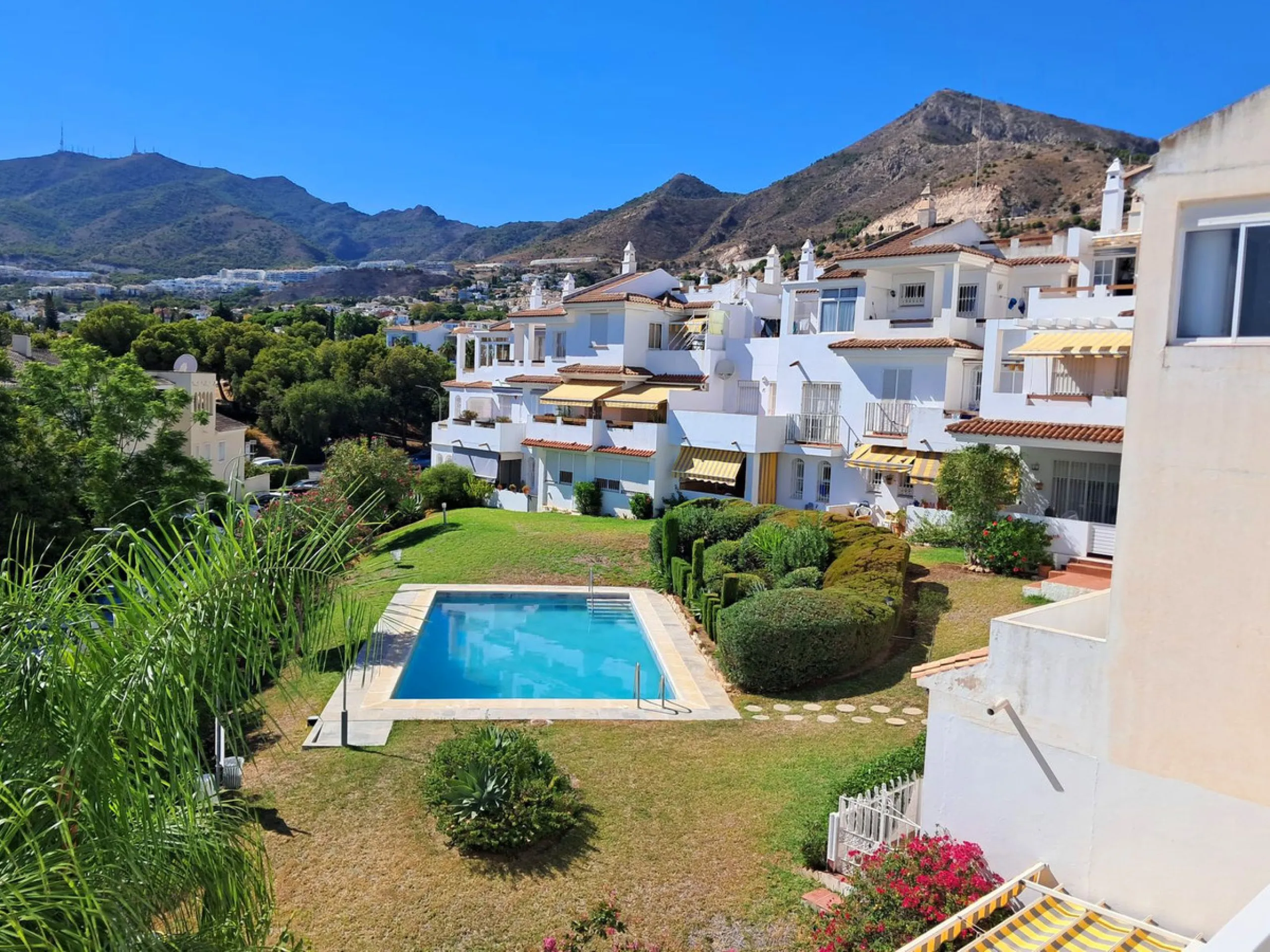 House - Semi-Detached House в продаже в Benalmadena, Málaga. В доме 5 спален и 4 ванных комнат. Площадь дома 180 м². Площадь участка 25 м²