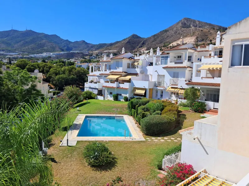 Welcome to your dream home! Located in the ideal residential area of Benalmádena, this luxury semi-detached property offers lots of space, privacy and peace.